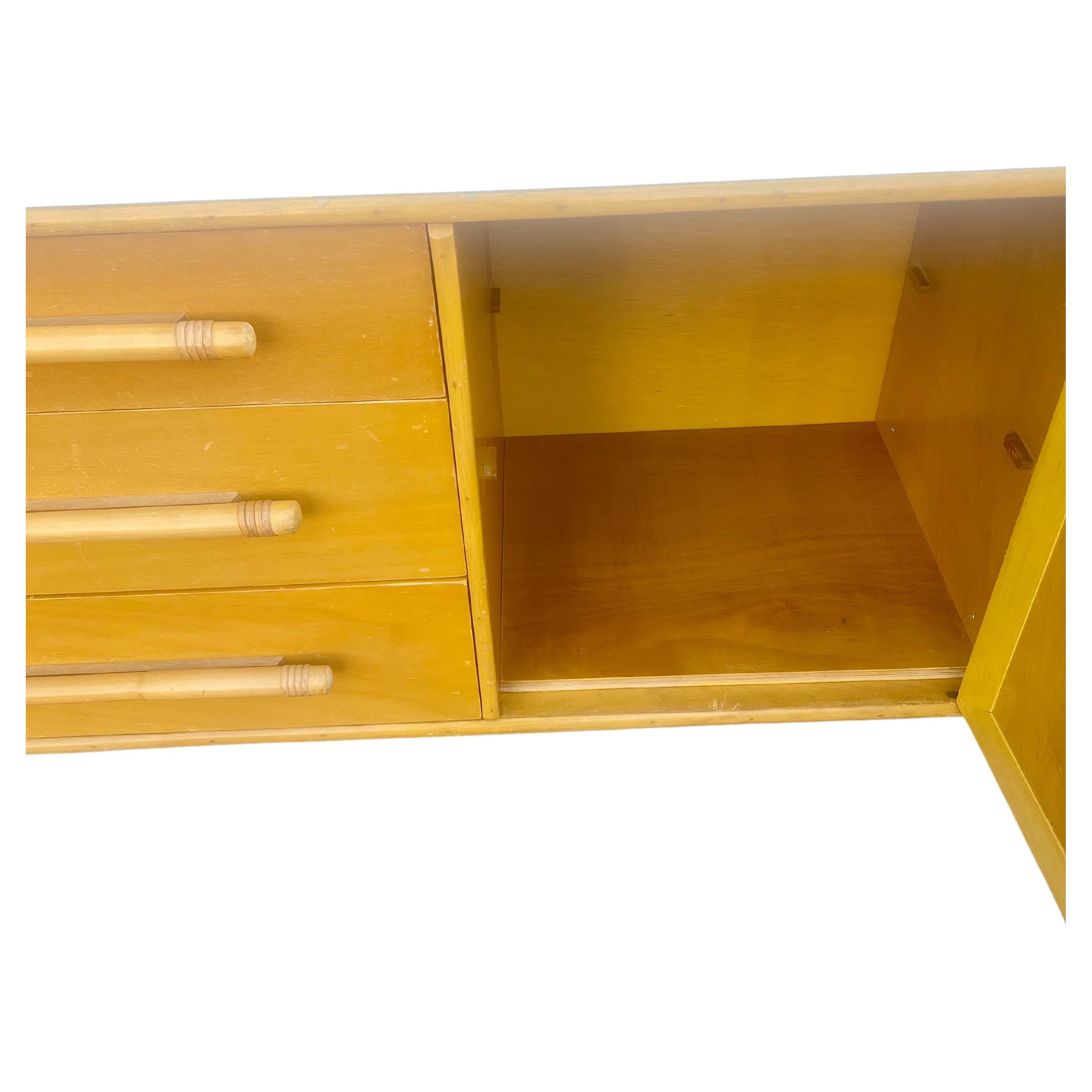 Mid-Century Modern Crédence en rotin rare de Pencil Reed avec plateau en stratifié blanc en vente