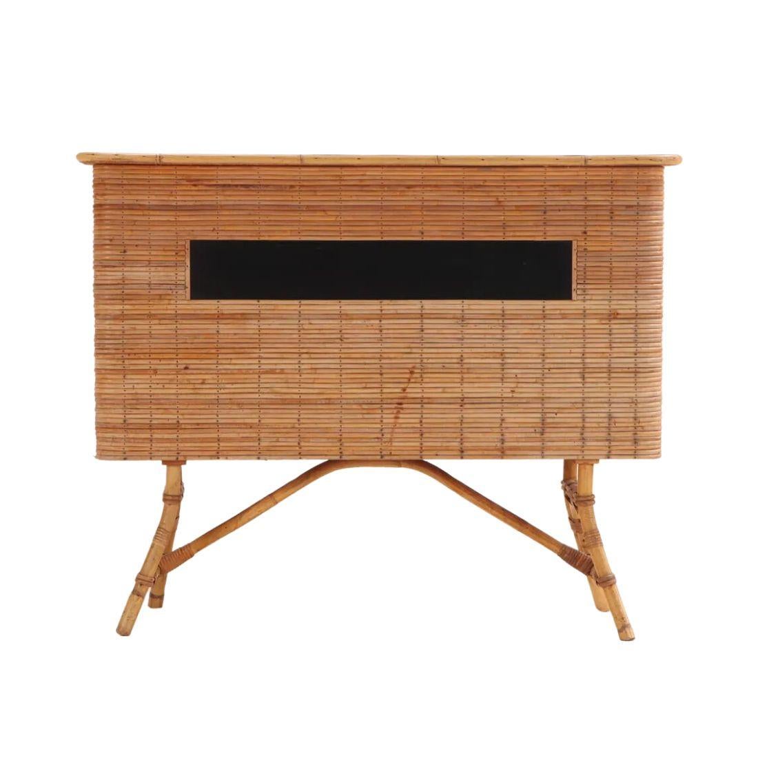 Bar di metà secolo in rattan e laminato Pencil Reed In condizioni buone in vendita a Locust Valley, NY