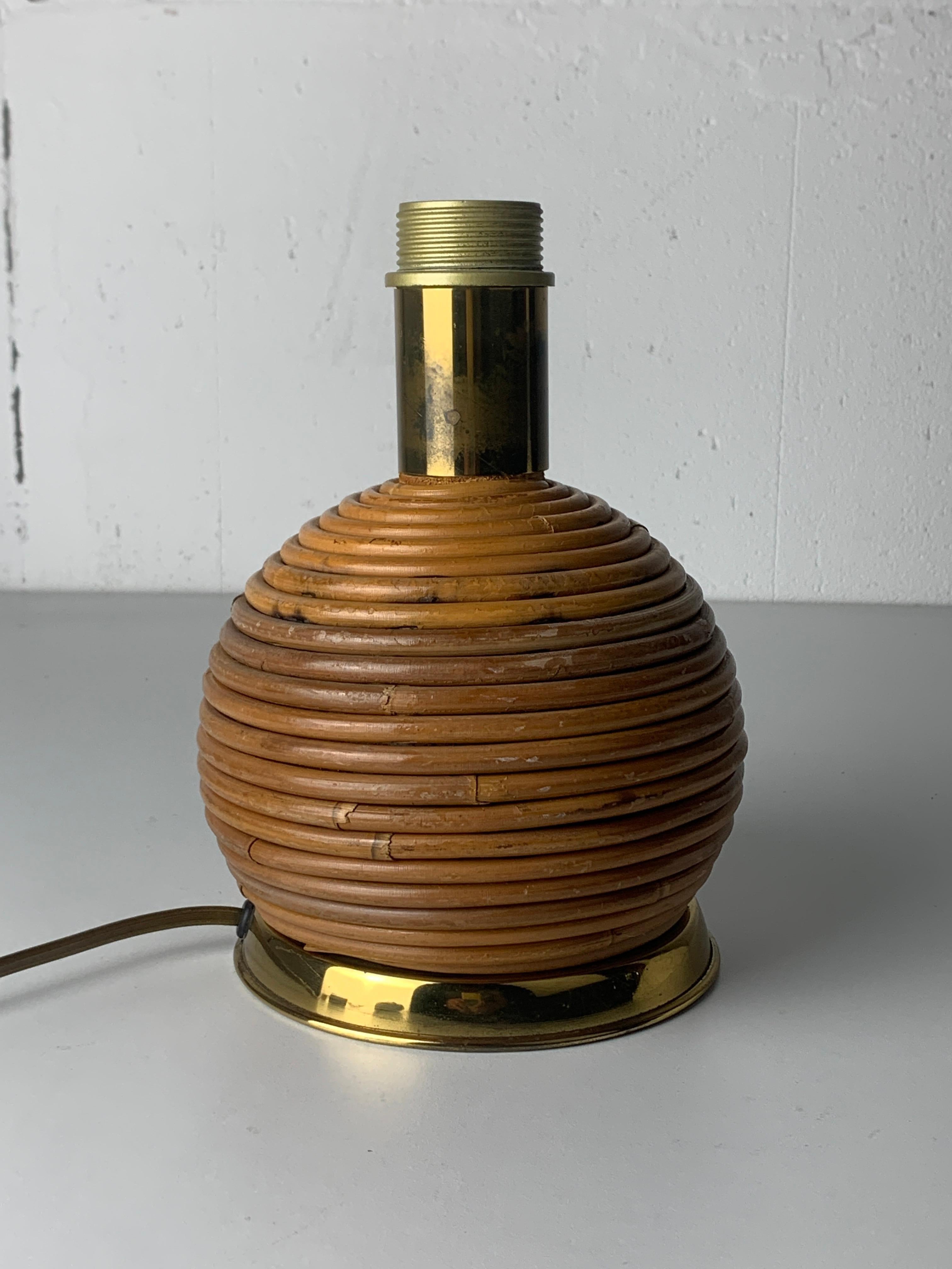 Pencil reed rattan bamboo and brass table lamp, Italy 1970s For Sale 3