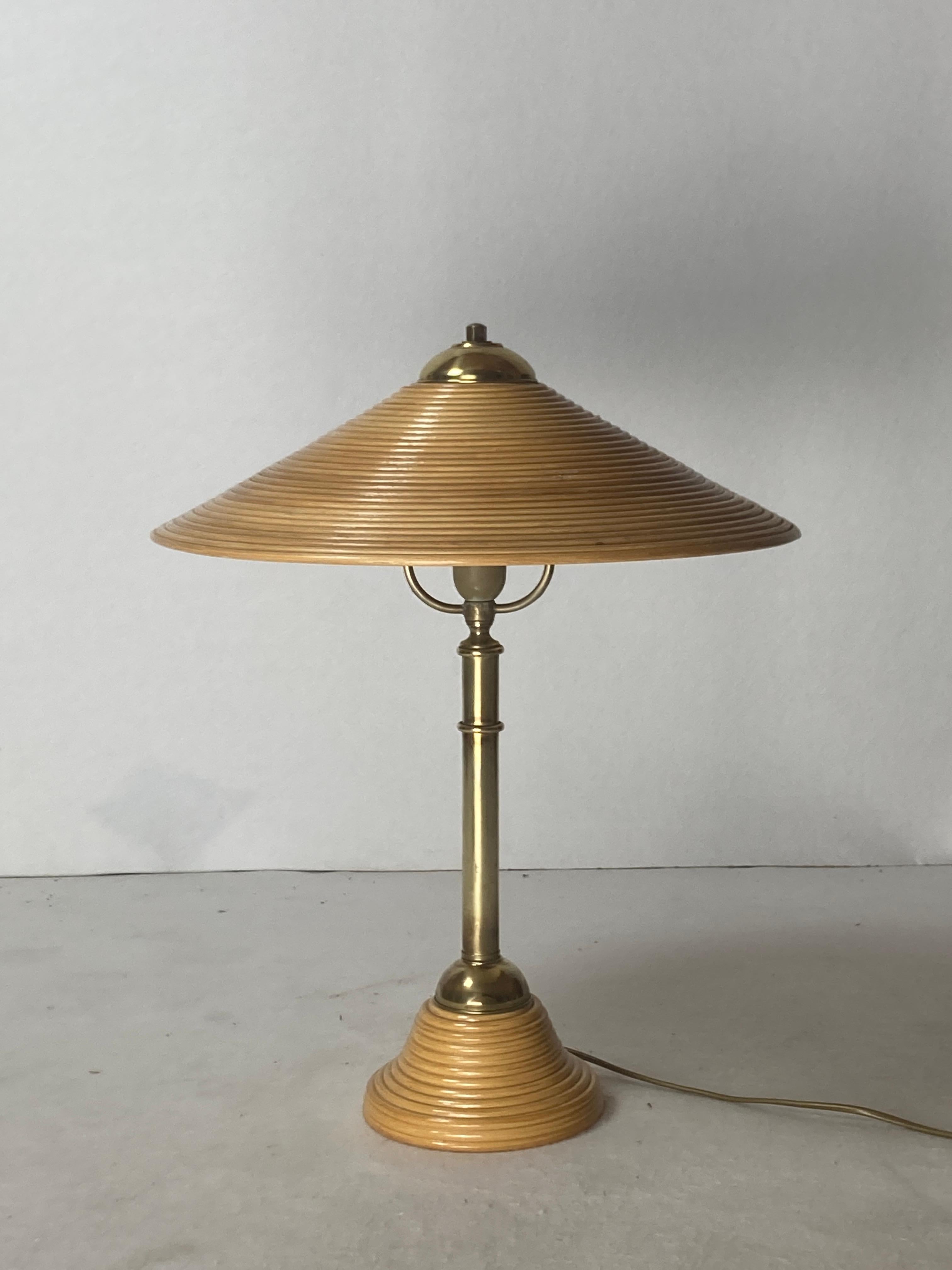 Large ( h 54 cm ) pencil reed rattan and brass table lamp, 1970s often named in the style of Gabriella Crespi. This lamp is in great vintage condition with patinated brass, in great working condition ( original switch cord ) and the lamp is fitted