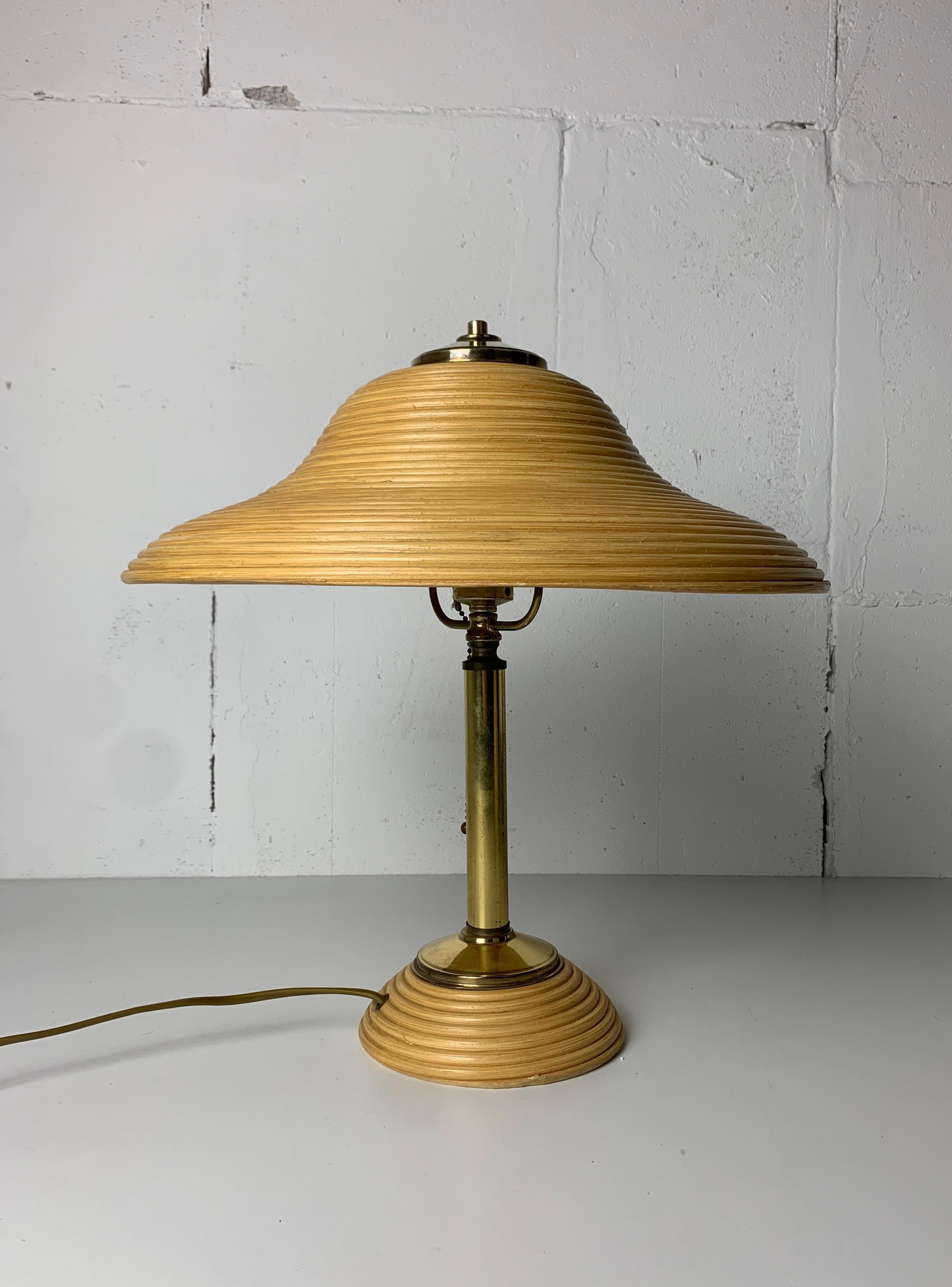 Charmante lampe de table en roseau, Italie 1970 Cette lampe est en très bon état vintage avec du laiton patiné, en très bon état de fonctionnement (cordon d'interrupteur d'origine) et la lampe est équipée d'une ampoule générale E27 et en bon état de