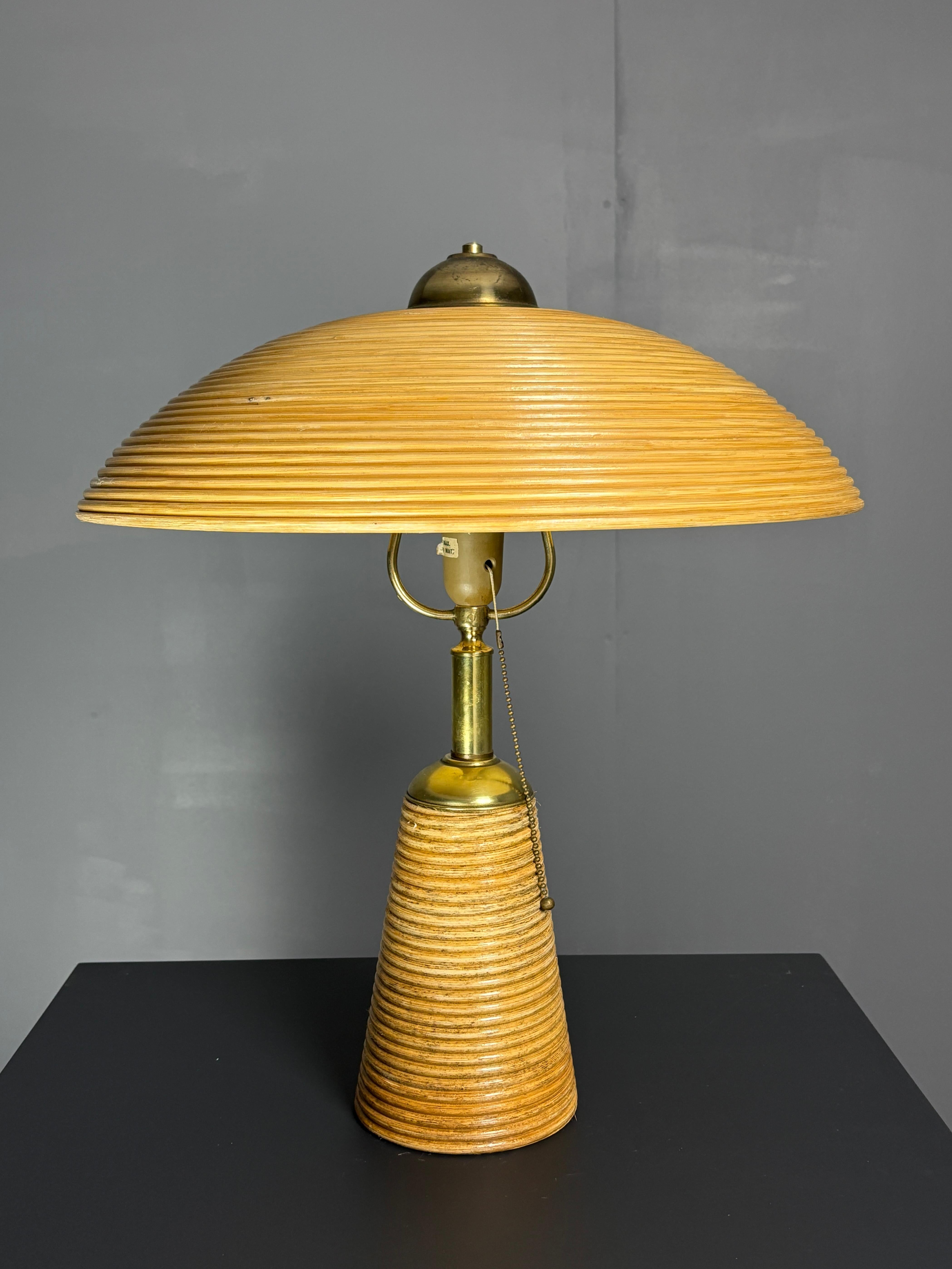 Lampada da tavolo in rattan di canna da zucchero con ottone. Questa lampada è in buone condizioni vintage con ottone patinato e alcune parti più scure sulla base. L'apparecchio superiore e il paralume sono stati leggermente modificati (è stato