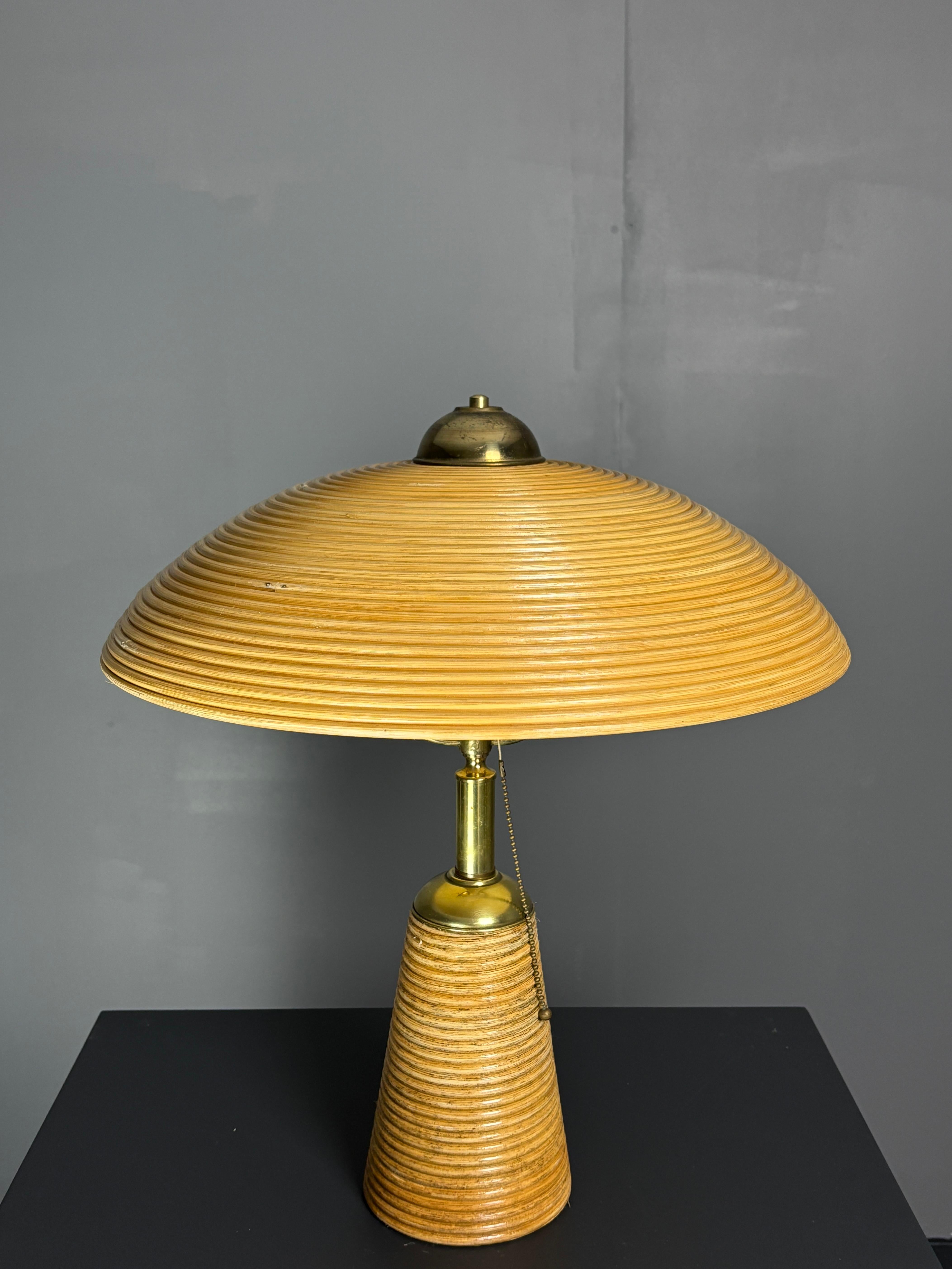 Italiano Lampada da tavolo in rattan, bambù e ottone, Italia, anni '70 in vendita