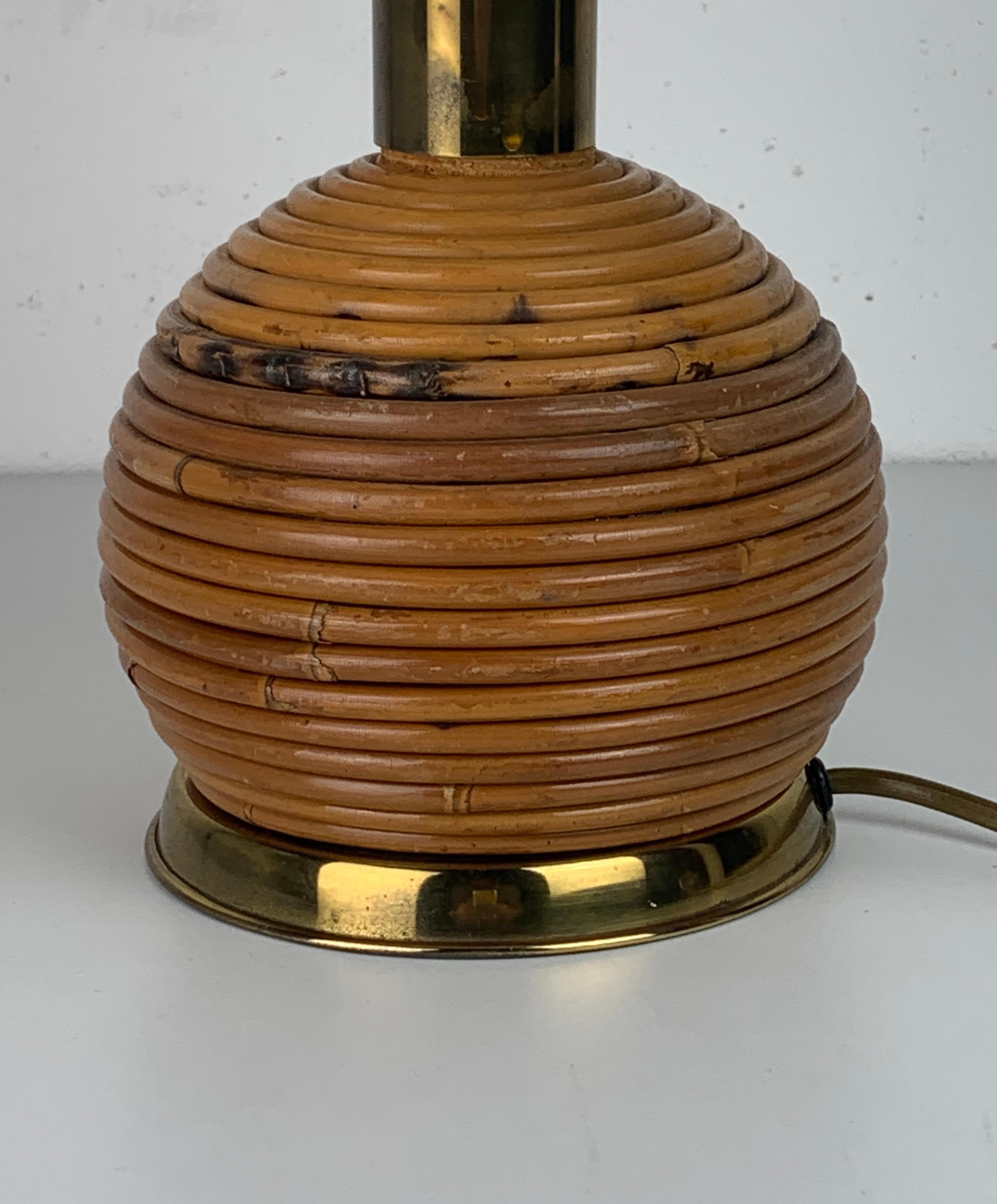 Pencil reed rattan bamboo and brass table lamp, Italy 1970s In Good Condition For Sale In Zaandam, NL