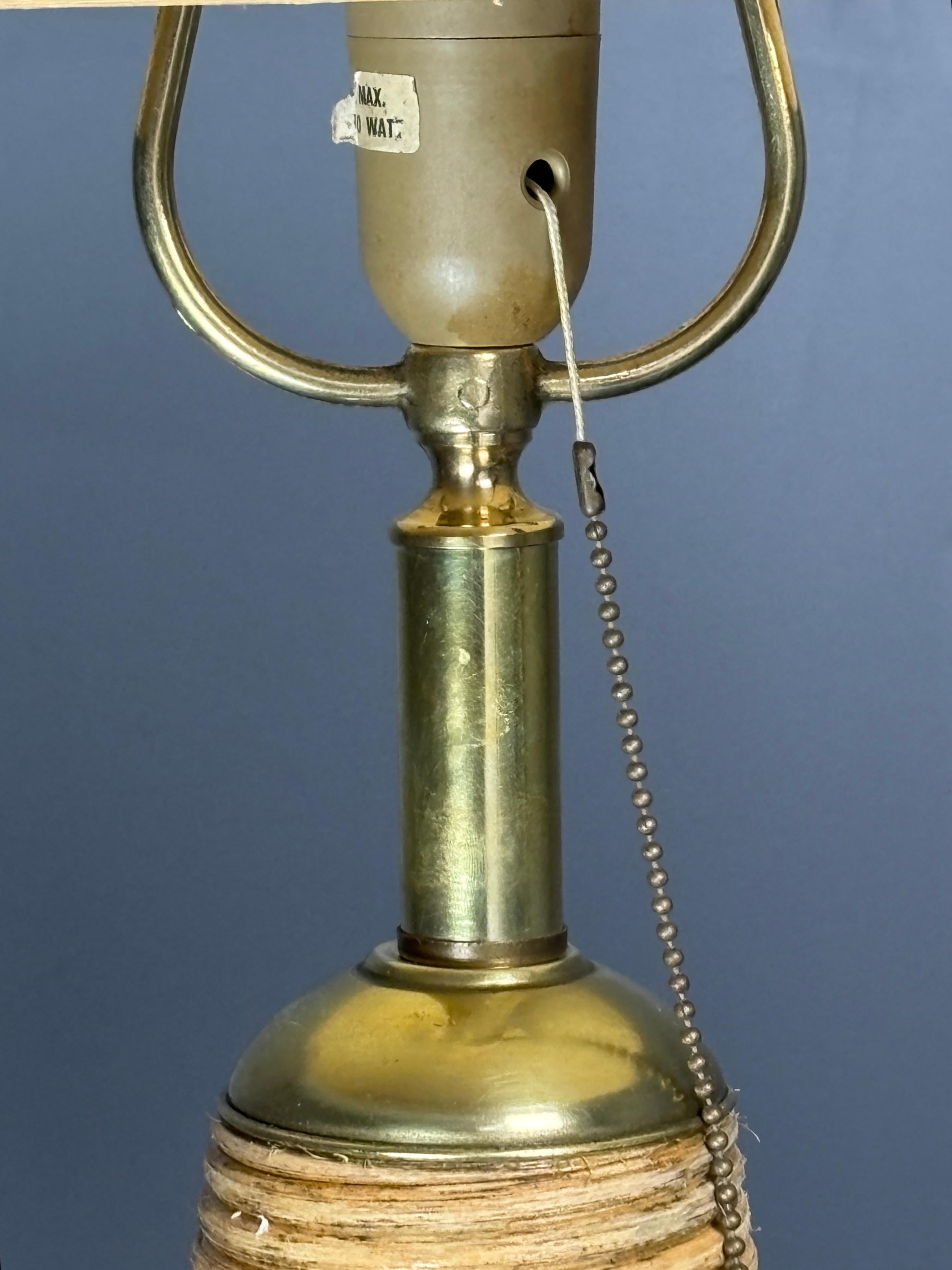Fine XX secolo Lampada da tavolo in rattan, bambù e ottone, Italia, anni '70 in vendita