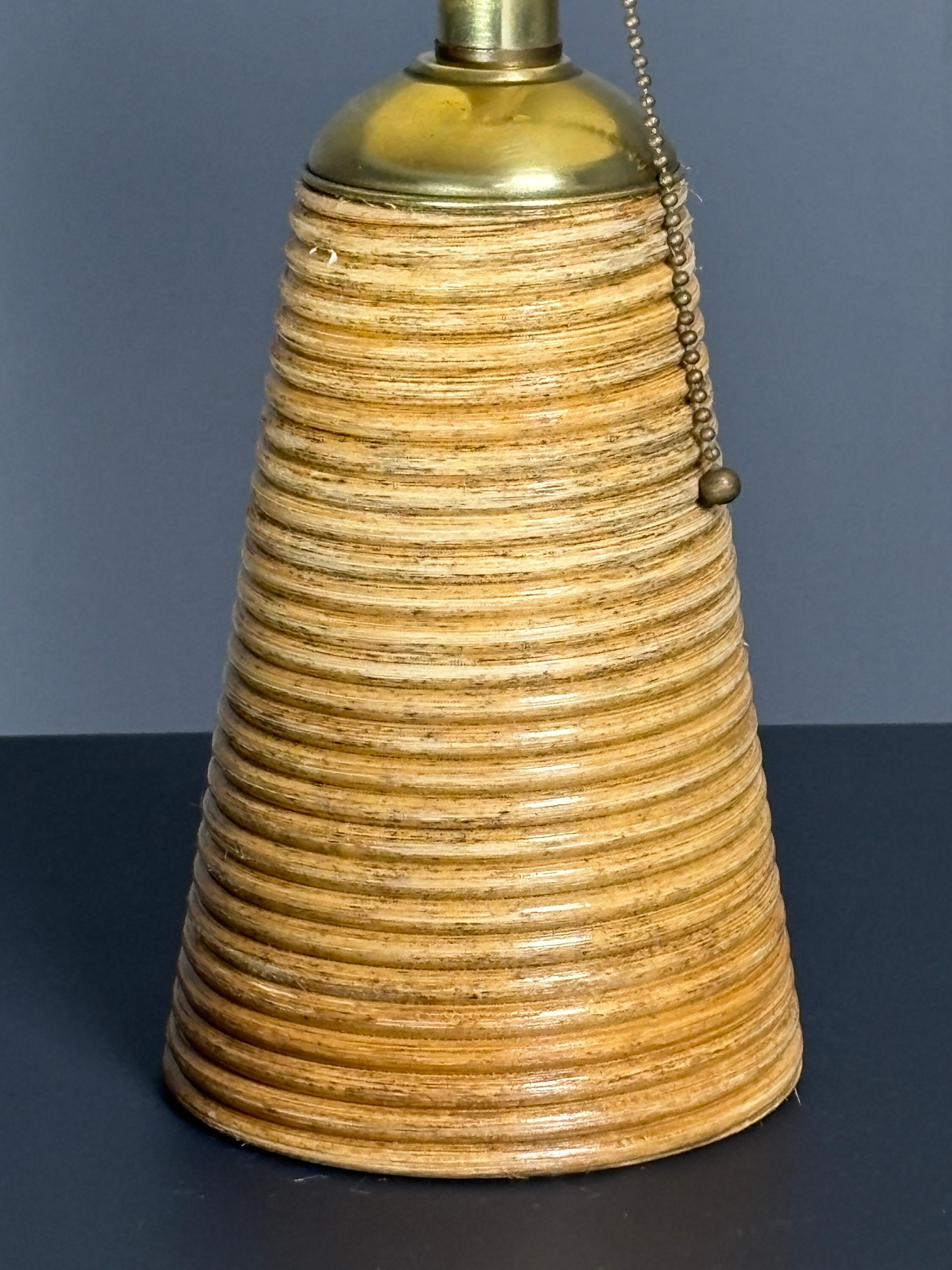 Ottone Lampada da tavolo in rattan, bambù e ottone, Italia, anni '70 in vendita