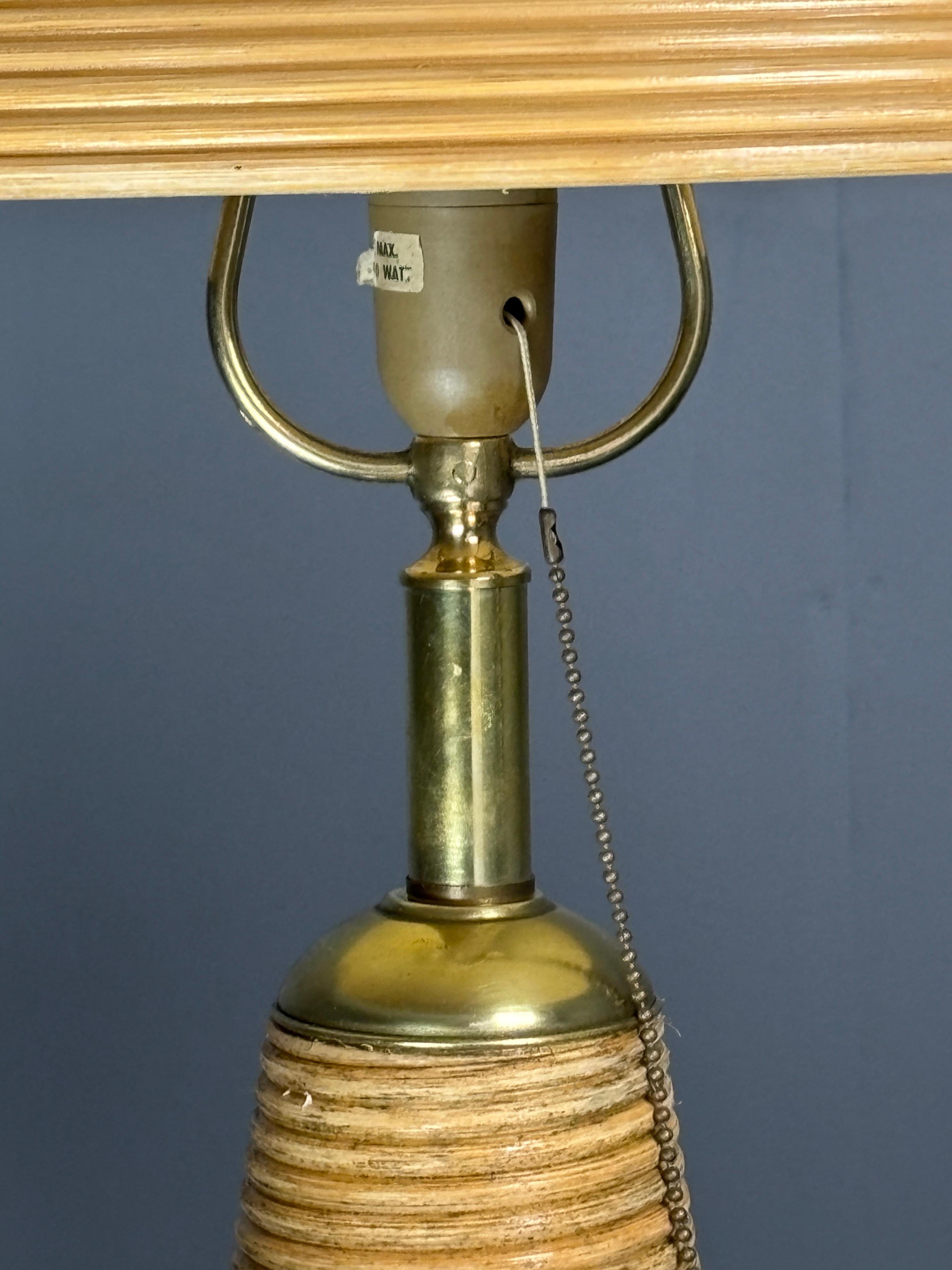 Lampada da tavolo in rattan, bambù e ottone, Italia, anni '70 in vendita 1