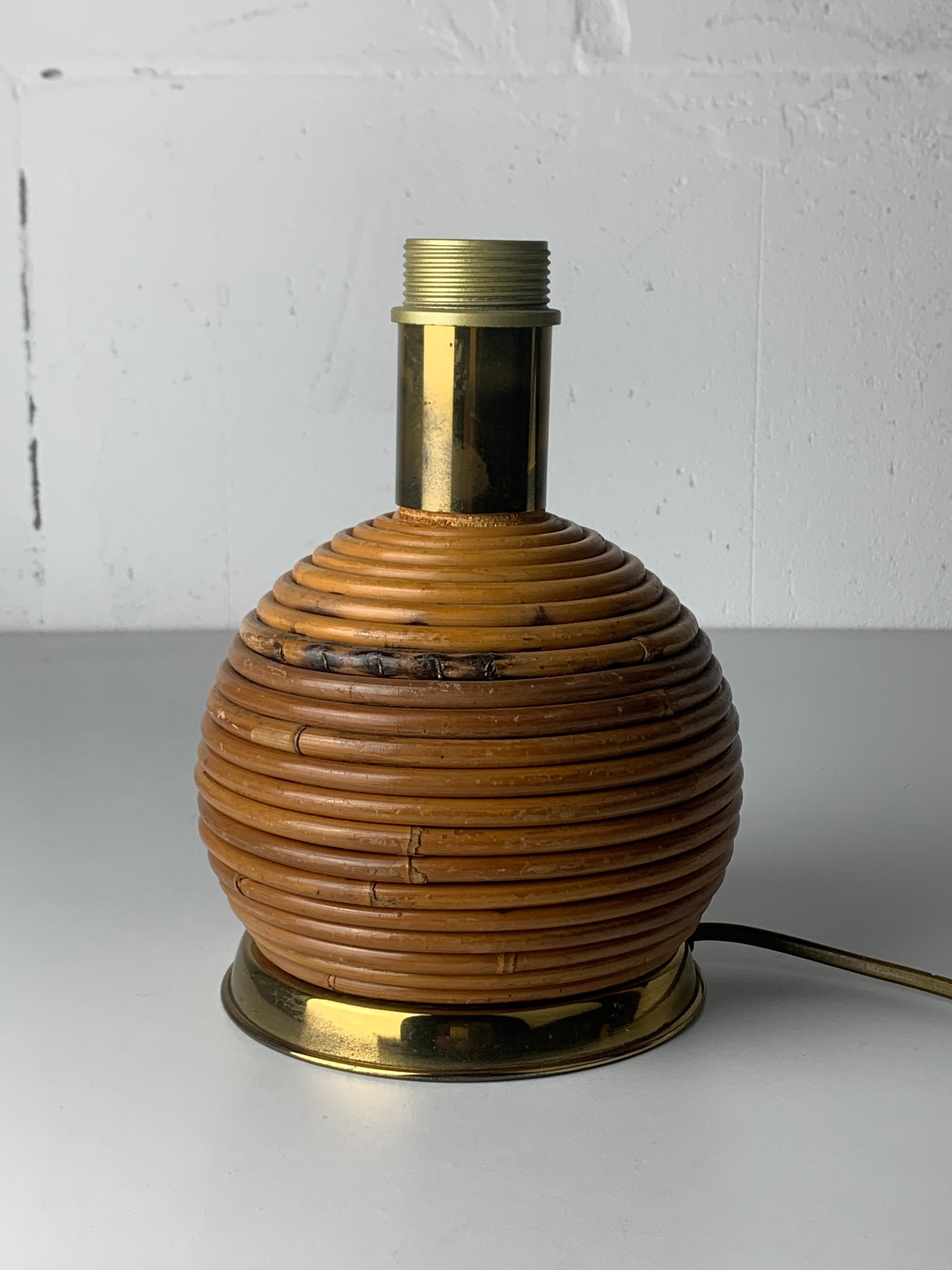 Pencil reed rattan bamboo and brass table lamp, Italy 1970s For Sale 2