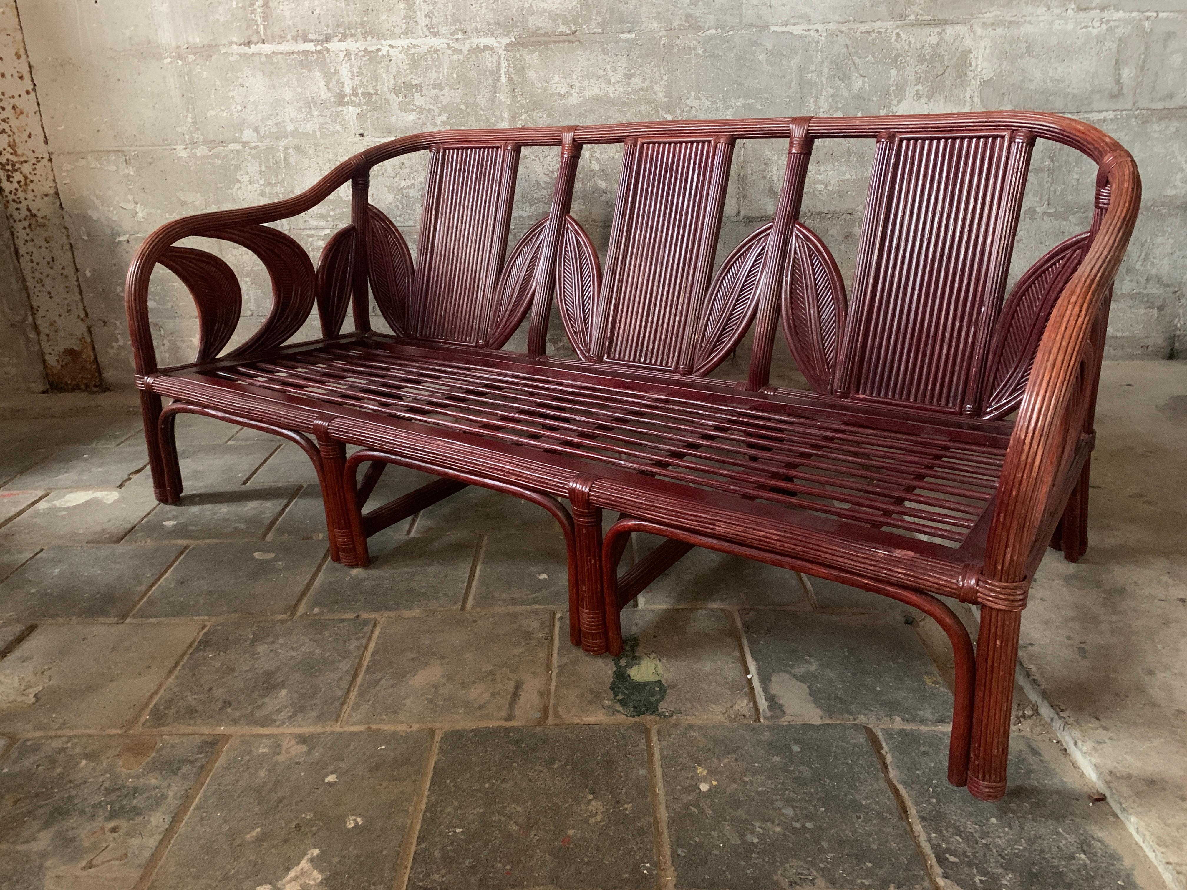 Merveilleuse banquette en bambou et roseau attribuée à Vivai del Sud, Italie, années 1970-1980. Ce joli banc est en très bon état vintage avec seulement quelques légères décolorations visibles sur les accoudoirs mais dans l'ensemble il n'y a pas de