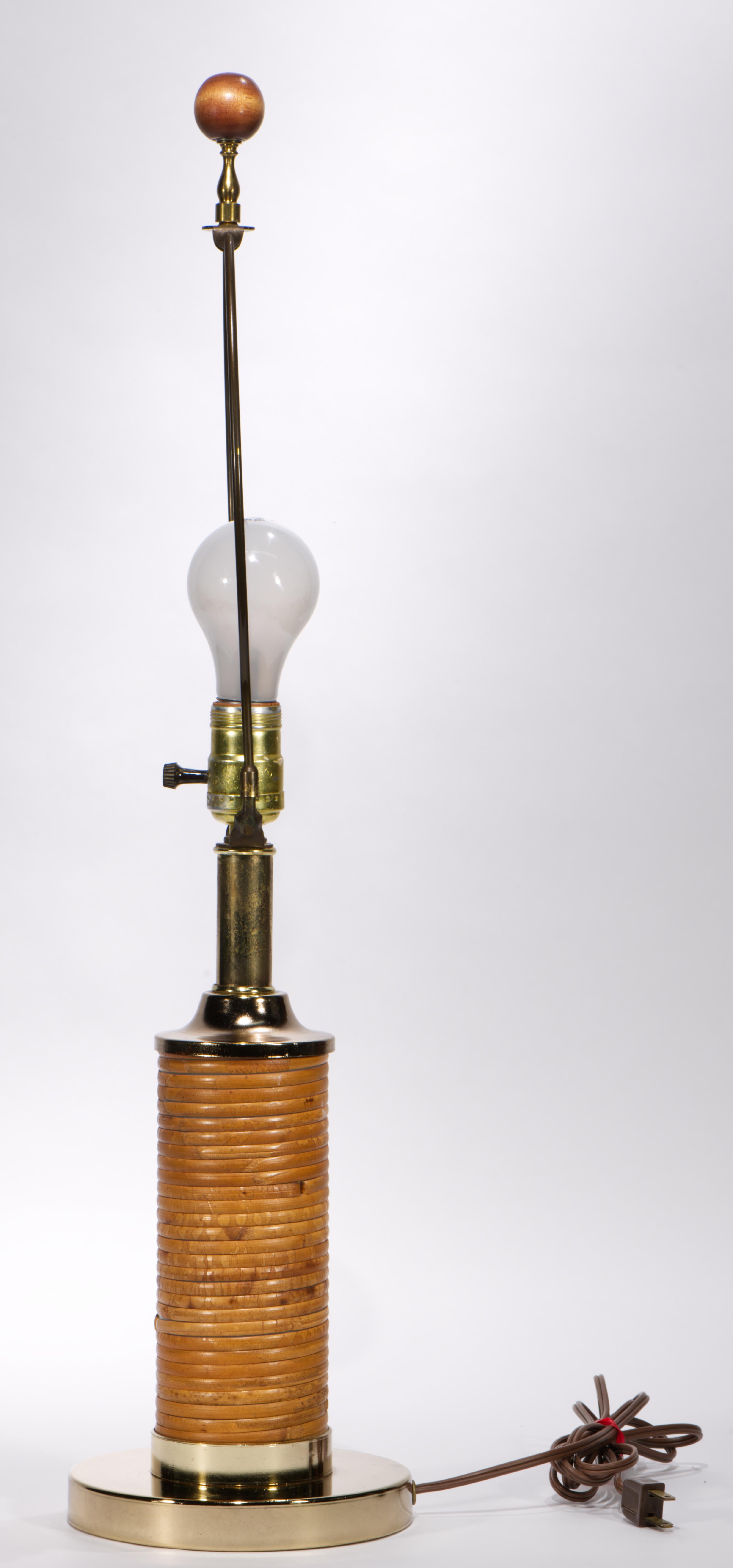 Lámpara de mesa Pencil Reed de ratán y latón, Mid Century Modern años 50 Moderno de mediados de siglo en venta