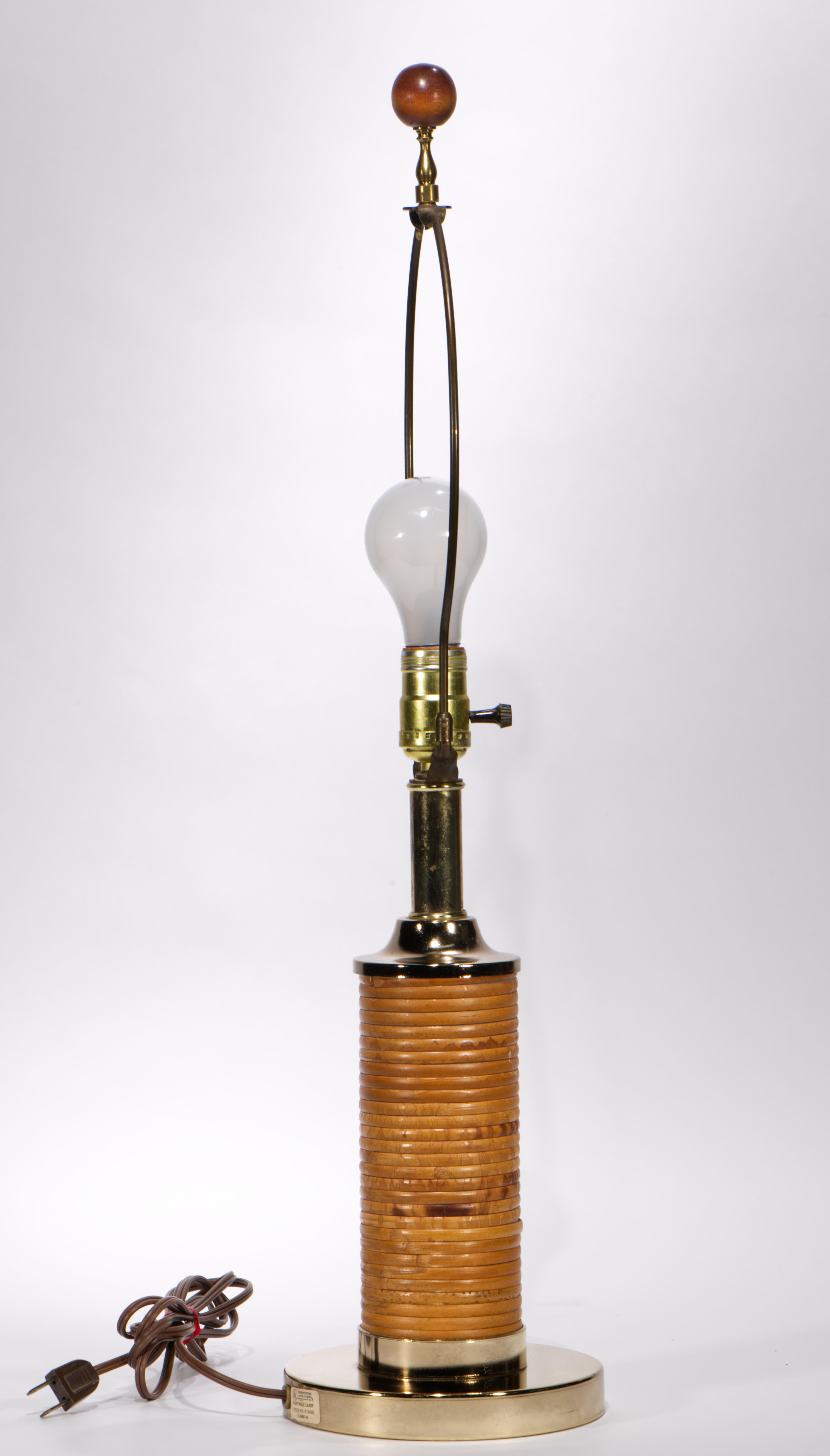 Lámpara de mesa Pencil Reed de ratán y latón, Mid Century Modern años 50 Hecho a mano en venta