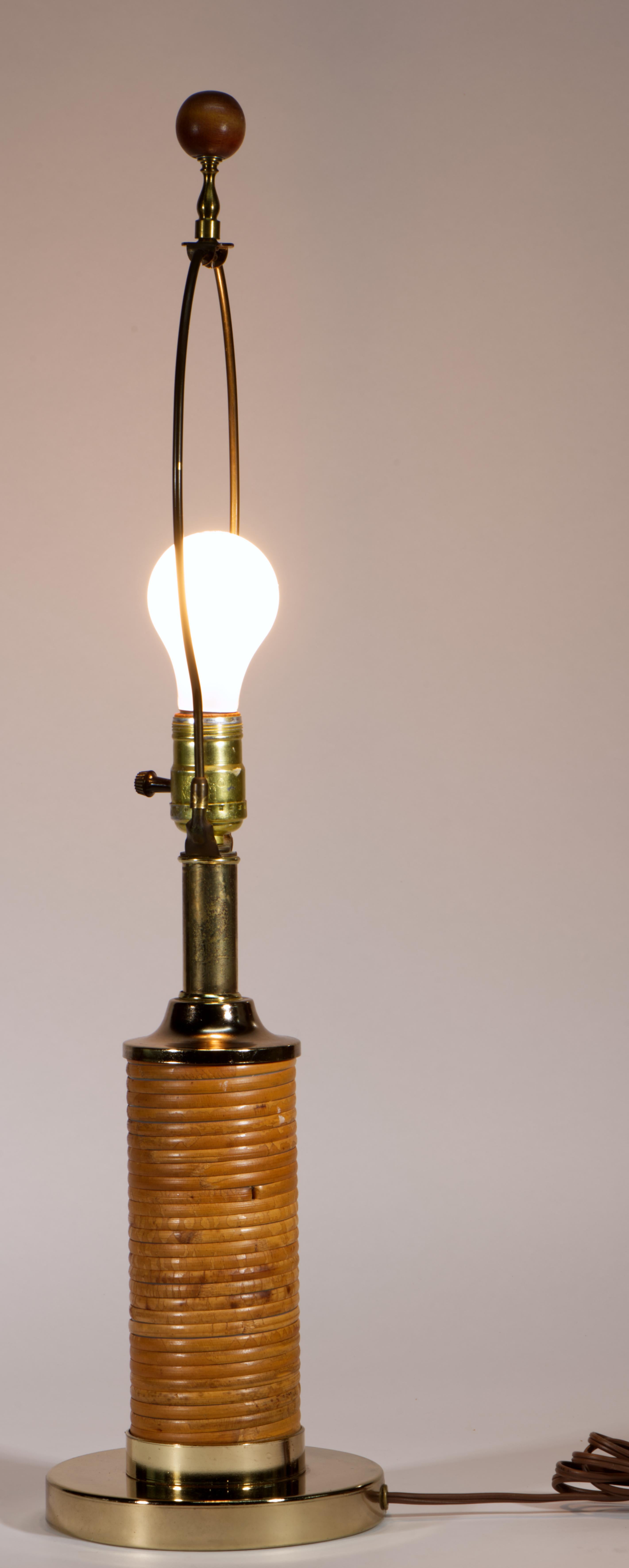 Lámpara de mesa Pencil Reed de ratán y latón, Mid Century Modern años 50 en Bueno estado para la venta en Clifton Springs, NY