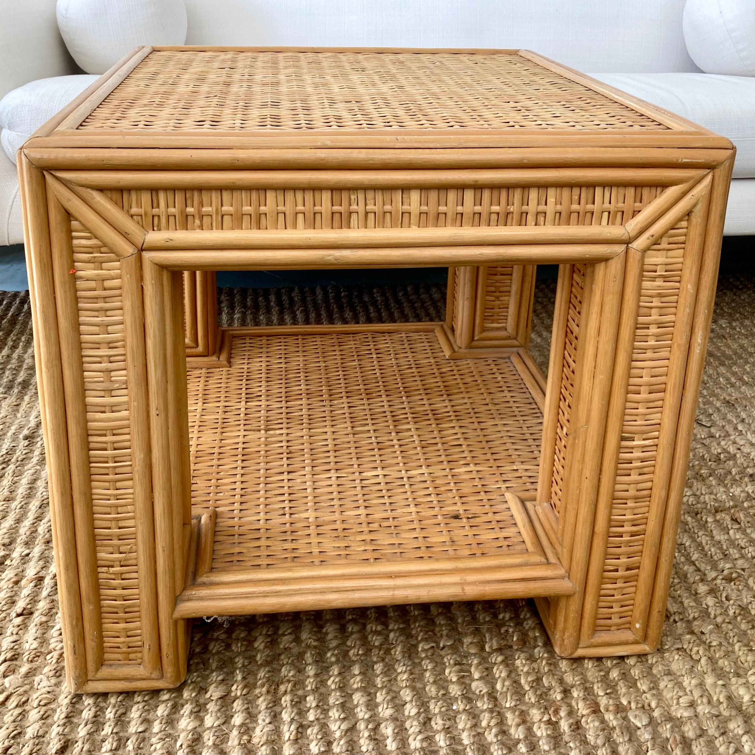 Rattan-Beistelltisch aus Bleistiftrohr in natürlicher Ausführung. Wunderschöne Handarbeit mit dem Bleistiftrohr-Rattan-Rahmen und den geflochtenen Rattan-Feldern auf den Oberflächen und der unteren Ablage. Schauen Sie sich unsere weiteren