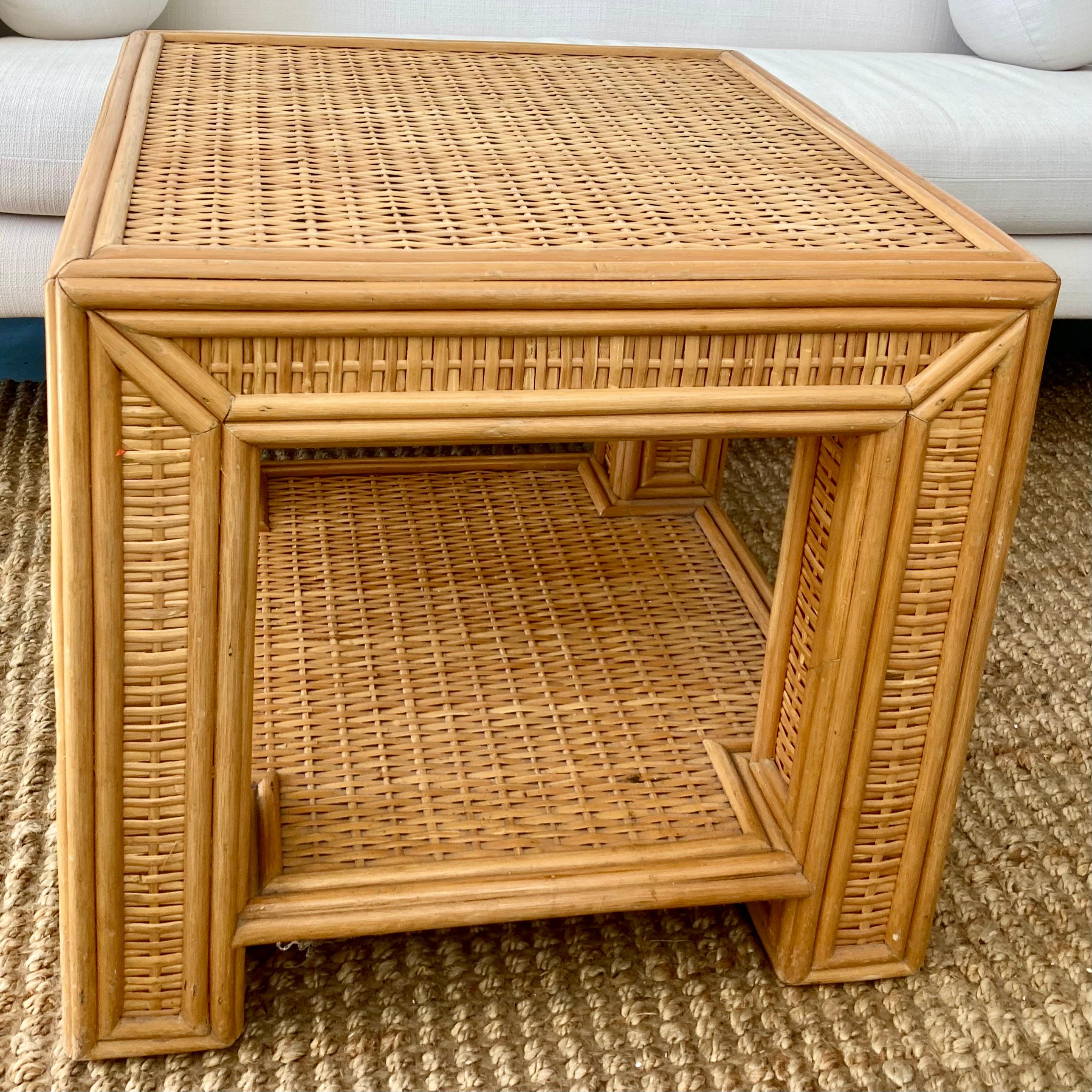 Pencil Reed Rattan Beistelltisch (Moderne) im Angebot