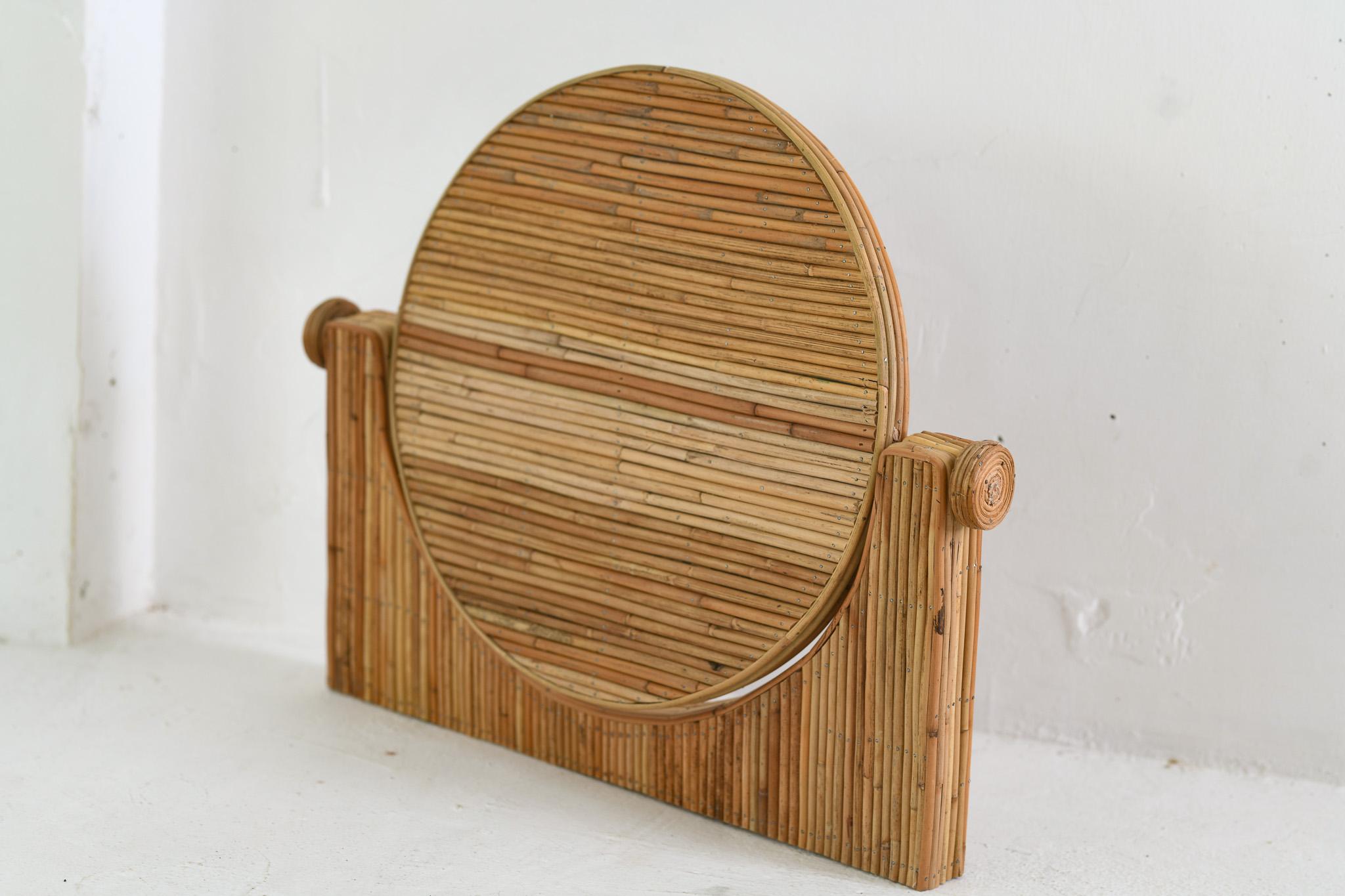 Voici le miroir de coiffeuse réglable en rotin organique, parfait pour ajouter une touche d'élégance à votre coiffeuse. Fabriqué en rotin de roseau pencil, ce miroir apporte une touche de nature à votre routine beauté quotidienne. Grâce à sa