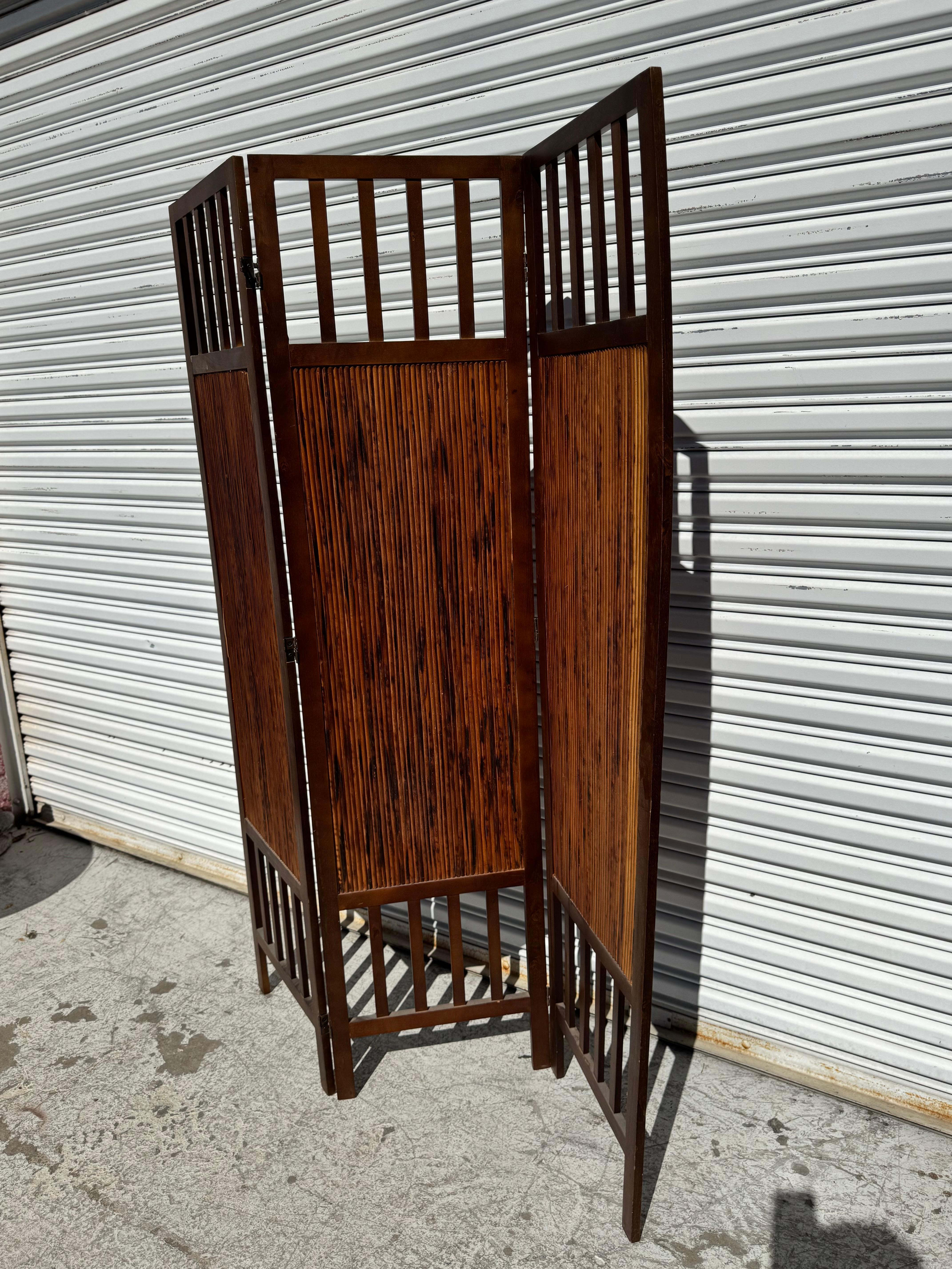 Americano Divisorio in legno di noce con canna a matita in vendita