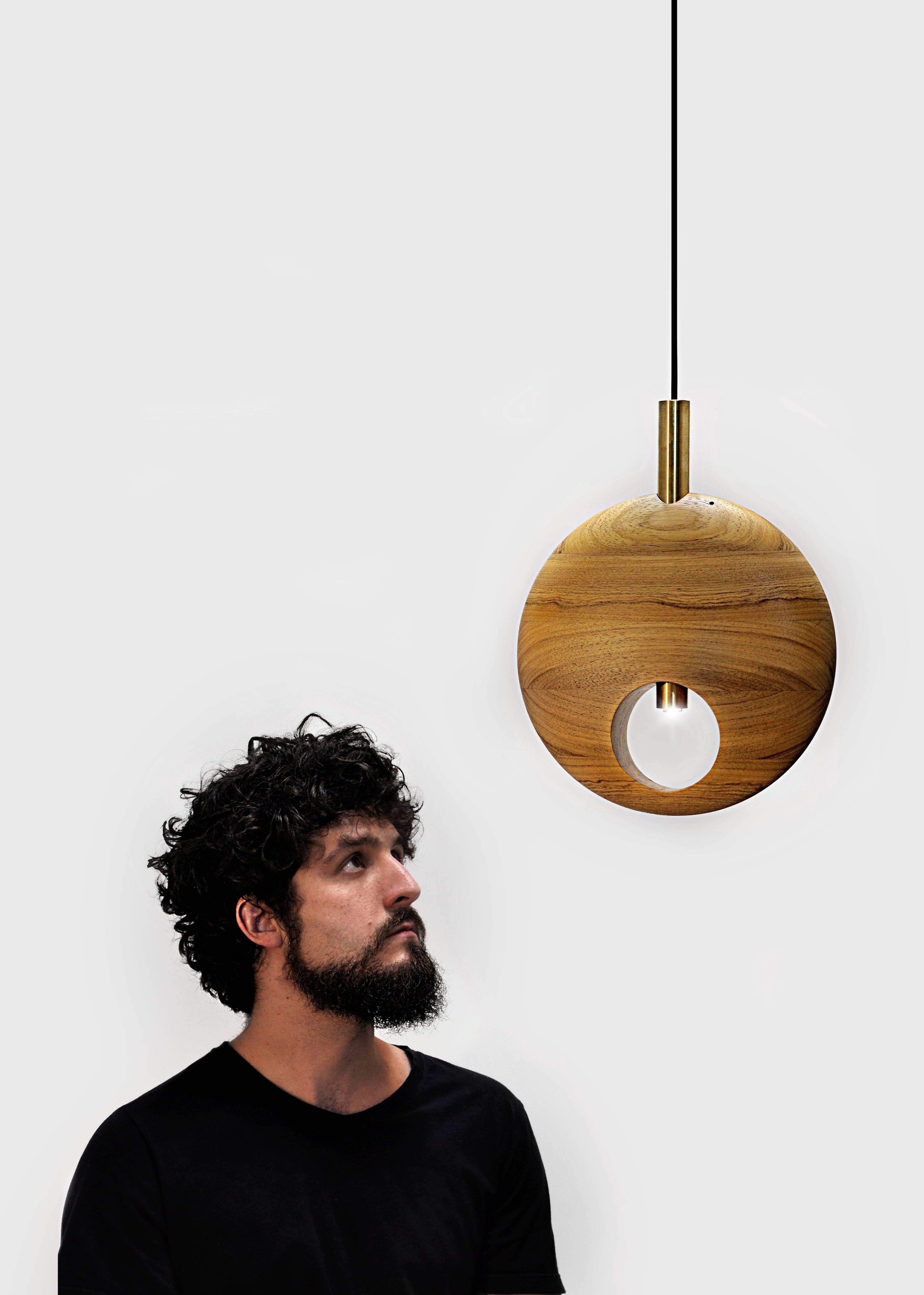 Pendant Ó is handcrafted in solid wood Freijó and counterweight in brass.
The piece represents the Brazilian Contemporary design.
- LED 2,5w = 25w
- 2.700 K - color temperature.