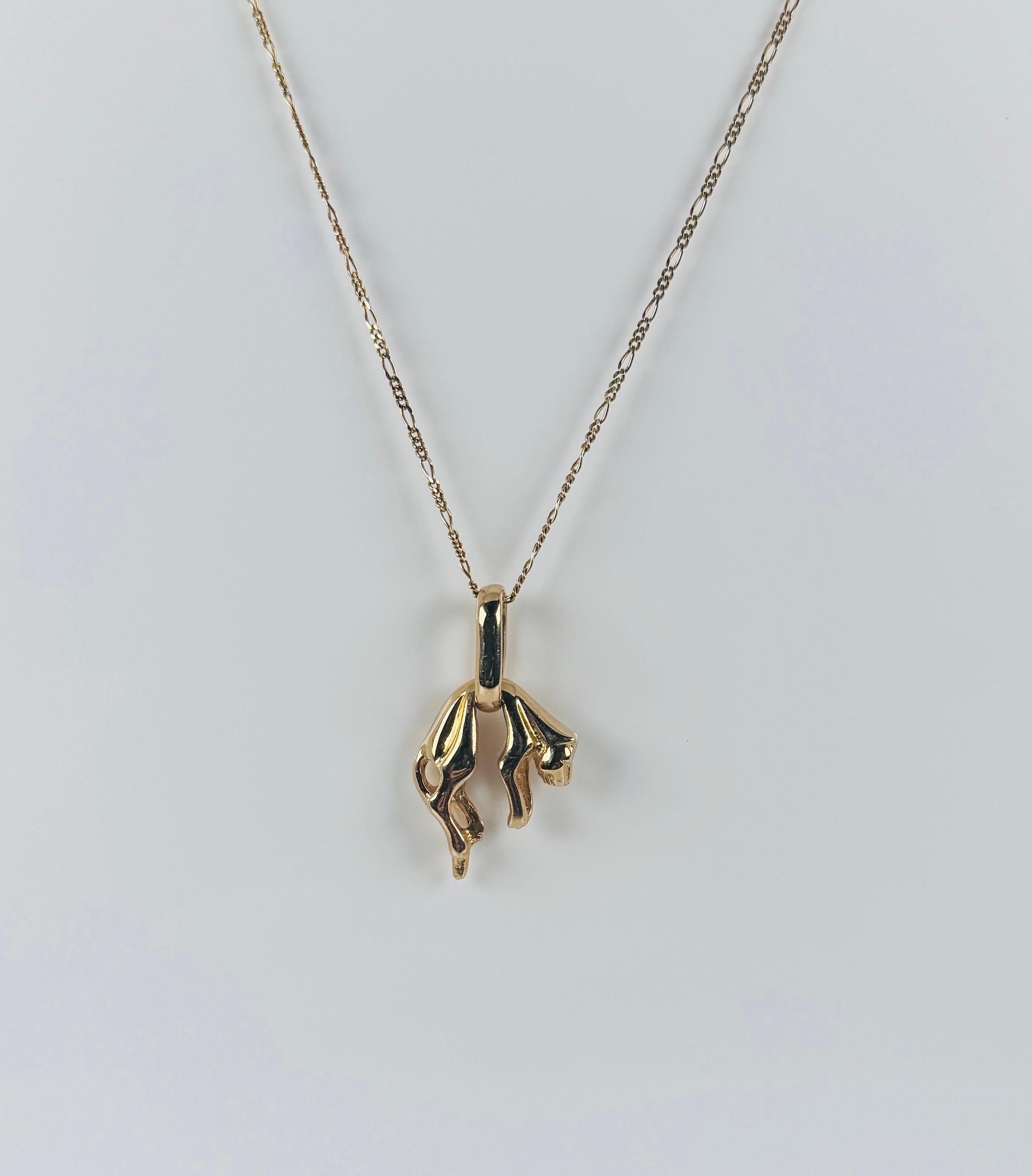 Pendentif panthère en or jaune 18 carats circa 10 grammes. Regardez ce pendentif exquis d'occasion !  Ce pendentif panthère est une pièce classique et moderne, parfaite pour les occasions spéciales et le quotidien. Dans tous les cas, ce bijou