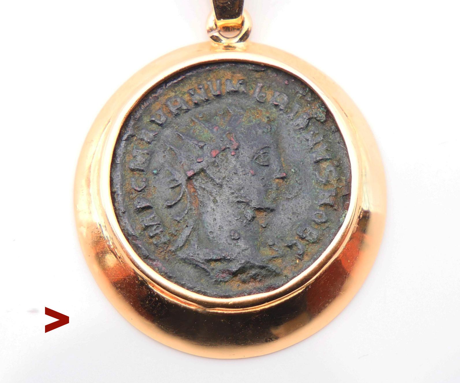 
Antica moneta romana in bronzo esposta in una raffinata cornice in oro giallo 14K (testato).
35 mm di lunghezza con cauzione, moneta Ø 20 mm. Peso: 6,73 grammi.

I dettagli mostrano il tempo trascorso, alcuni segni di usura e corrosione sulla