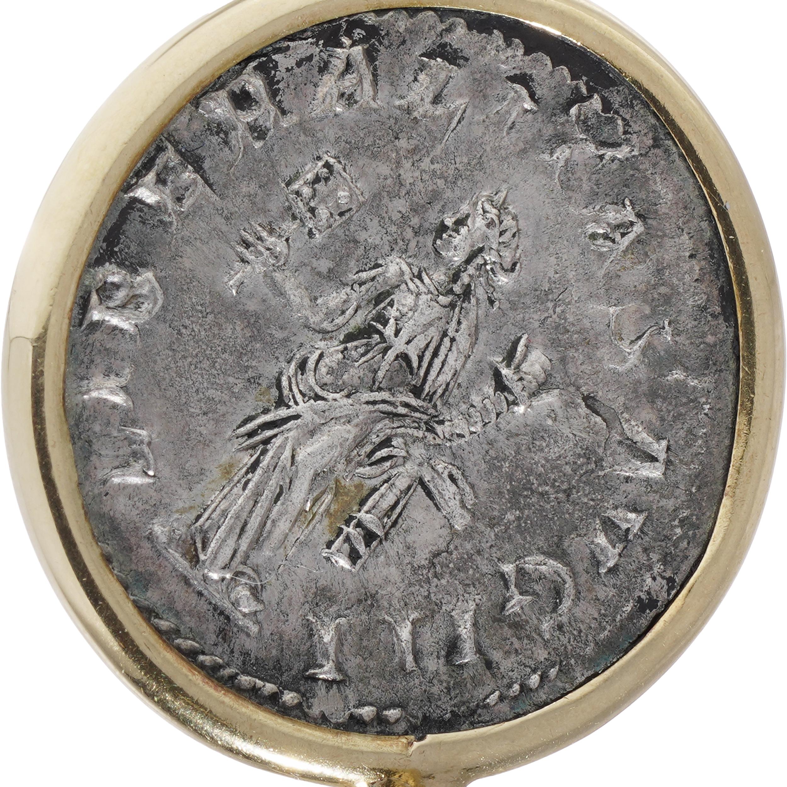 Une pièce de monnaie romaine Antoninianus à l'effigie de l'empereur Gordien III, sertie dans une monture en or jaune 18 carats, la transformant en un pendentif à porter. La pièce, fabriquée en argent, conserve des détails bien préservés du portrait