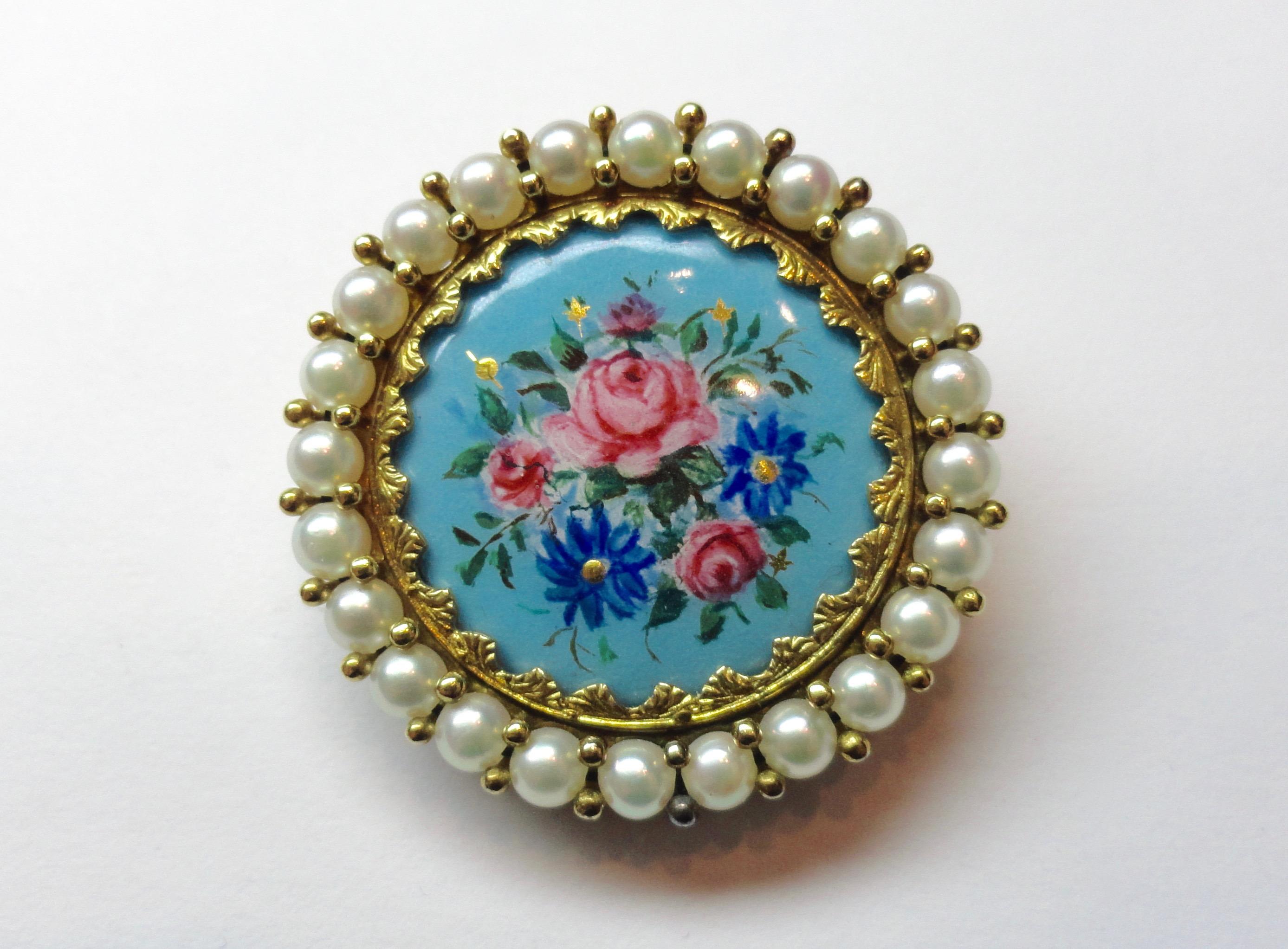 Double use brooch and pendant in 18ct gold with floral enamels finely hand-painted and surrounded by small pearls. From the 1940's circa. Probable Italian provenance.