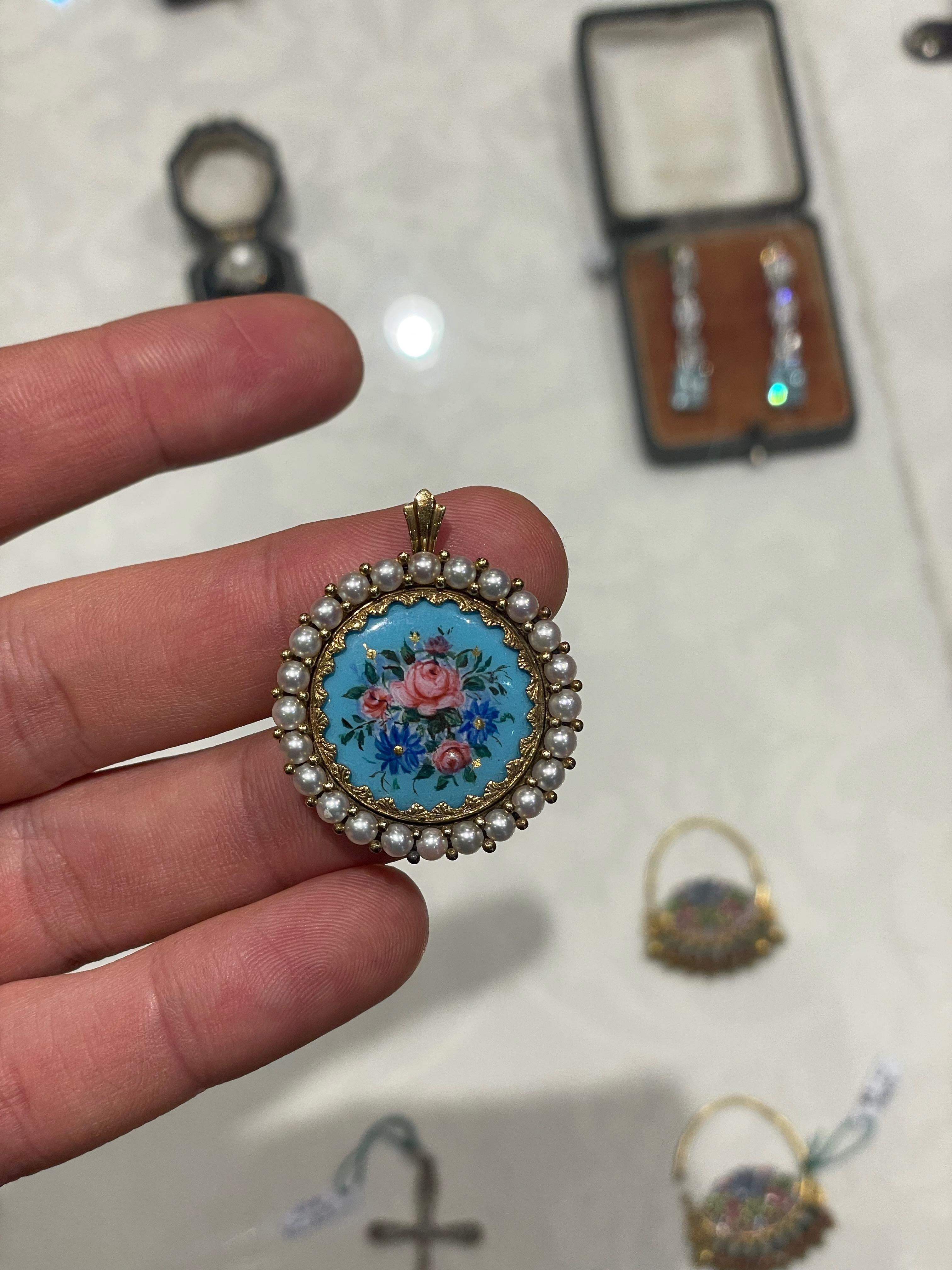 Pendant Brooch with Floral Enamels and Pearls In Good Condition For Sale In Milano, MI