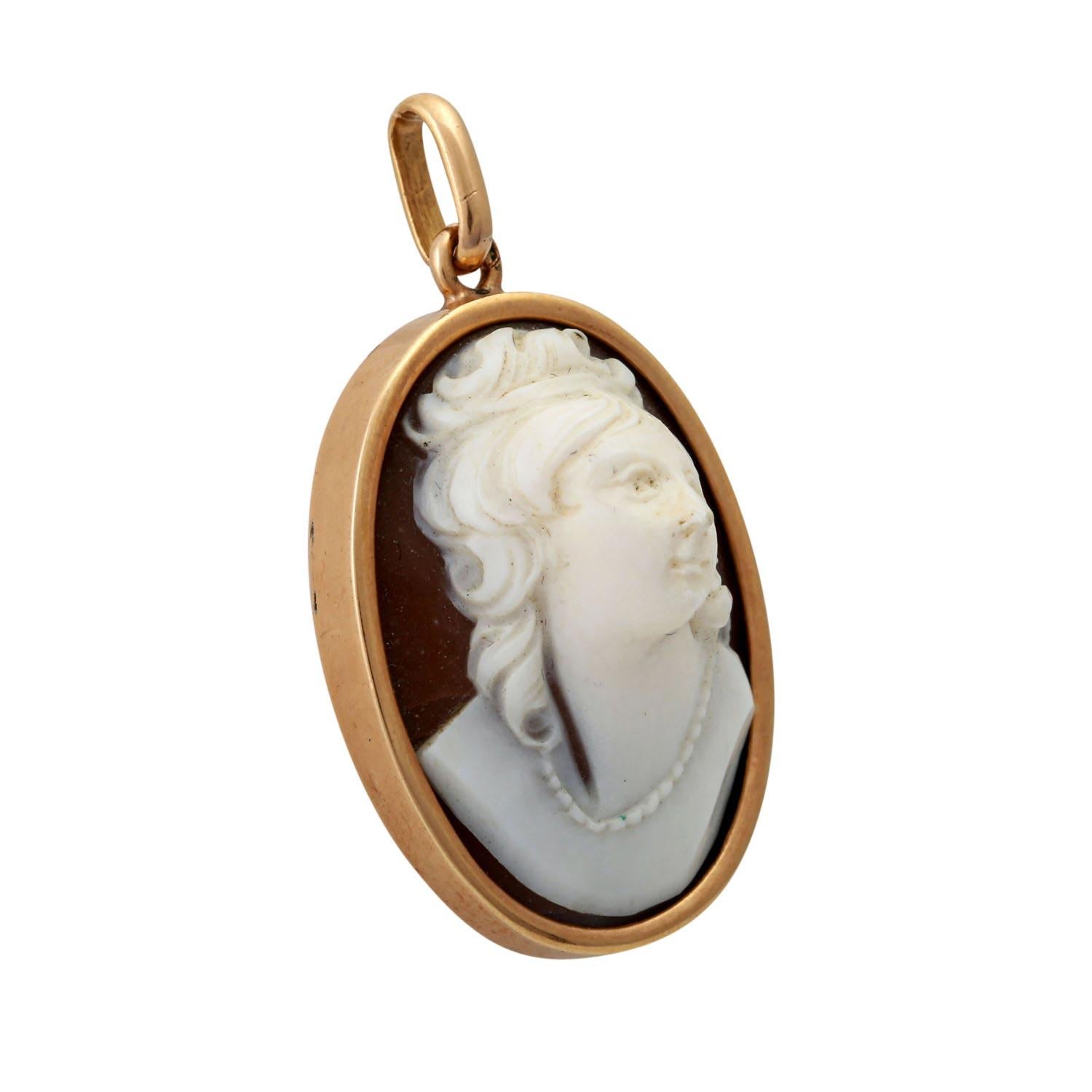 Highly plastic portrait of a romantic-looking lady, 18K rose gold, 9 g, approx. 4x2.2 cm, around 1890, slight signs of wear, clear design.



 Pendant/brooch with shell cameo, very plastic depiction of a romantic lady, 18K rose gold, 9 g, ca. 4x2.2