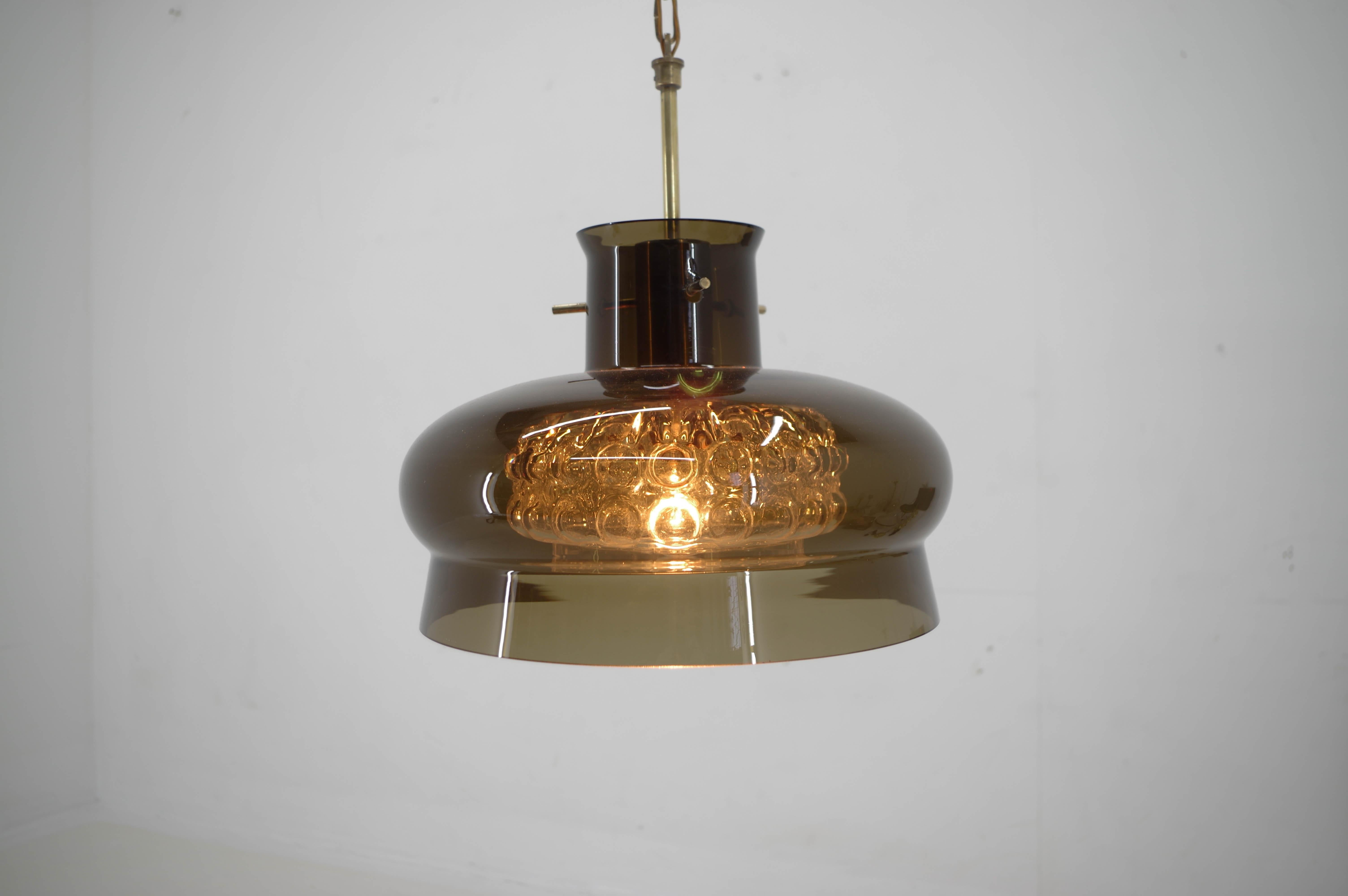 Glass pendant by Carl Fagerlund fro Orrefors, Sweden.
Double glass shades on brass chain.
Two dents on brown glass shade visible on pictures and one small plastic ring missing.
1x60W, E25-E27 bulb
US wiring compatible