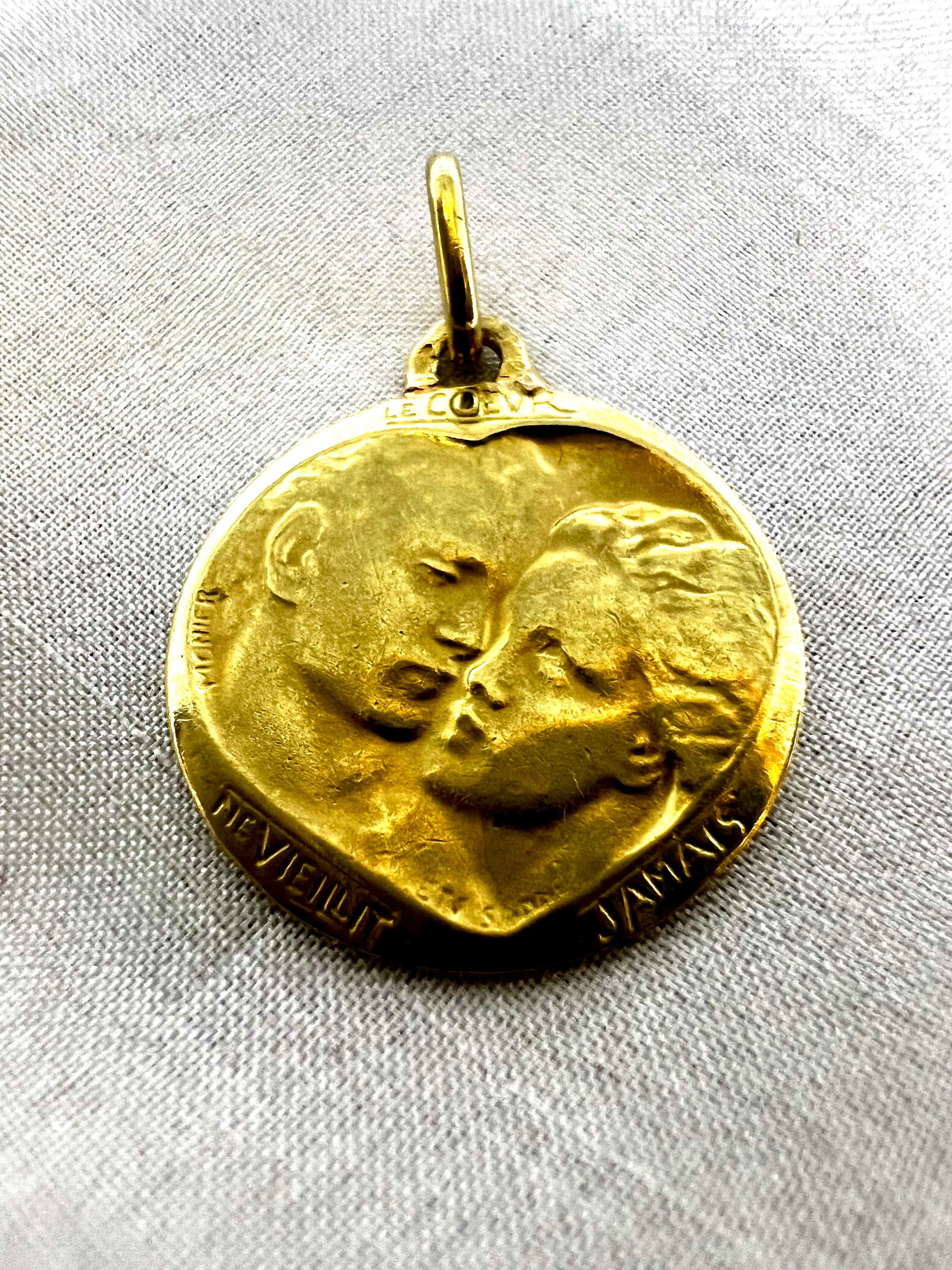 Pendentif d'Emile Monier en or jaune 18 carats représentant des amoureux de style Art déco en vente 6