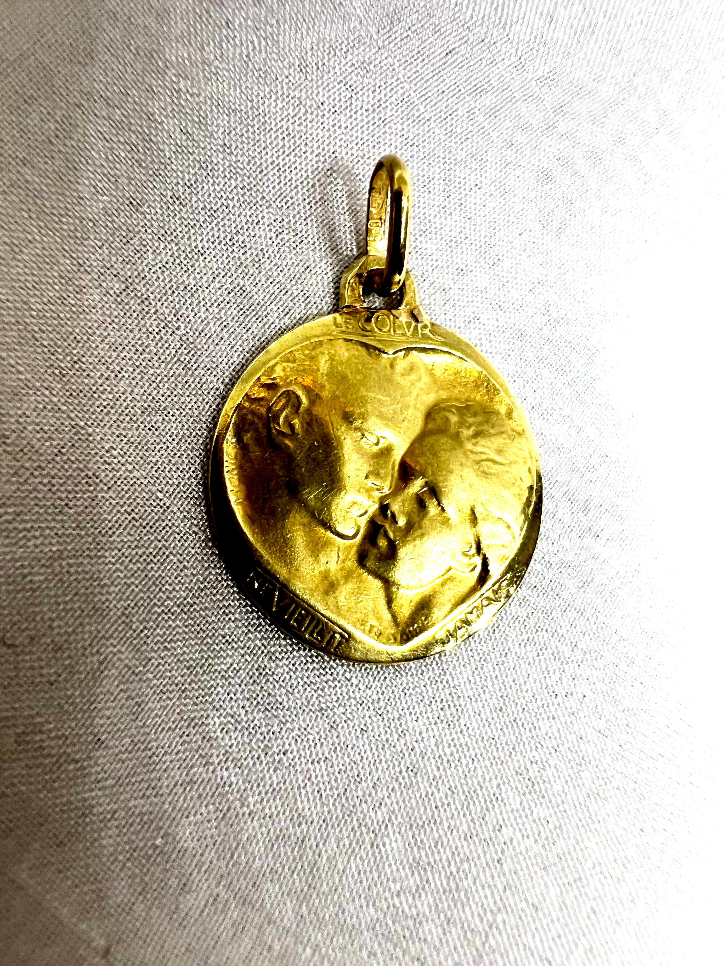 Pendentif d'Emile Monier en or jaune 18 carats représentant des amoureux de style Art déco Bon état - En vente à Mārupe, LV