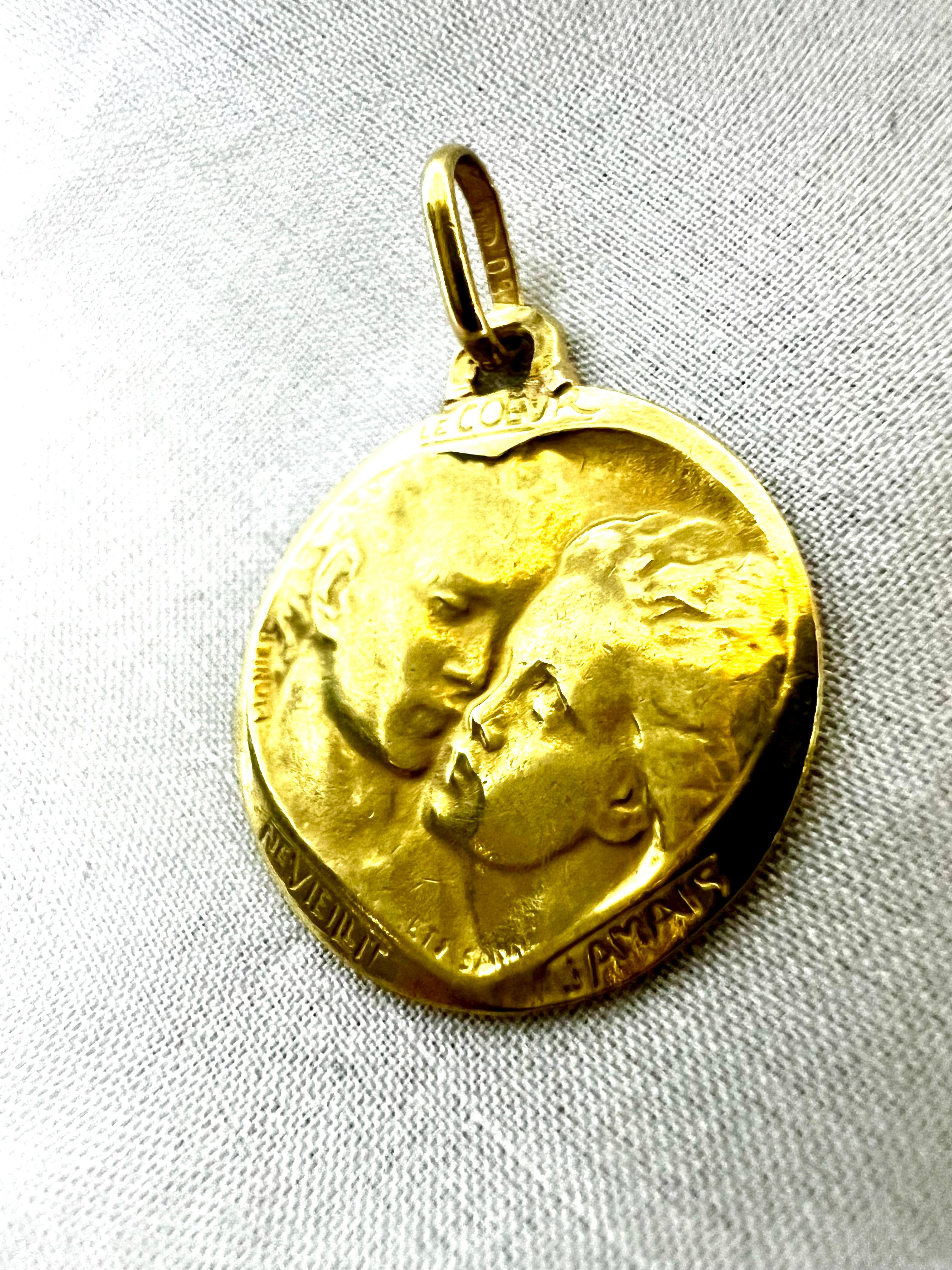 Pendentif d'Emile Monier en or jaune 18 carats représentant des amoureux de style Art déco Unisexe en vente