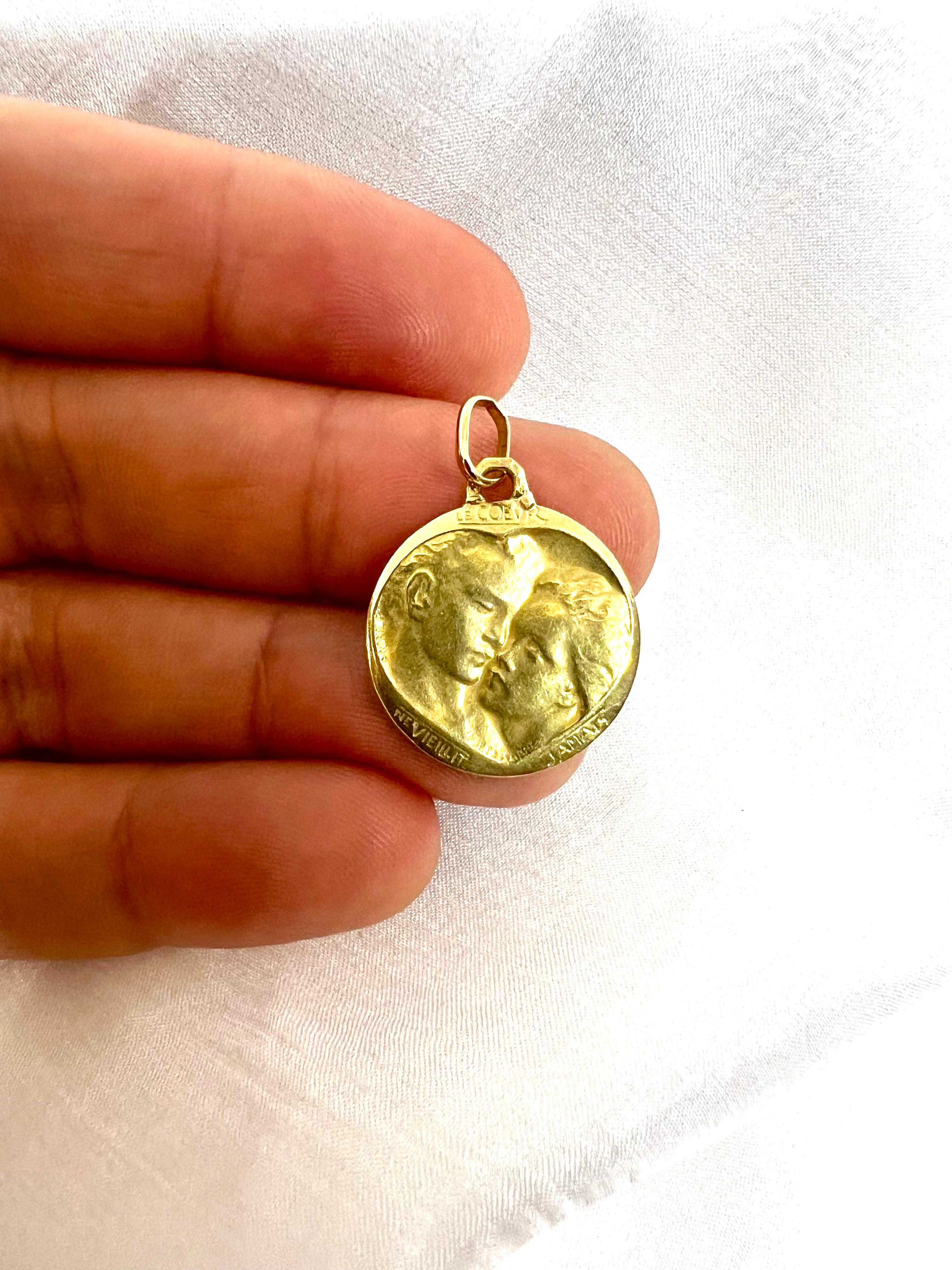 Pendentif d'Emile Monier en or jaune 18 carats représentant des amoureux de style Art déco en vente 2