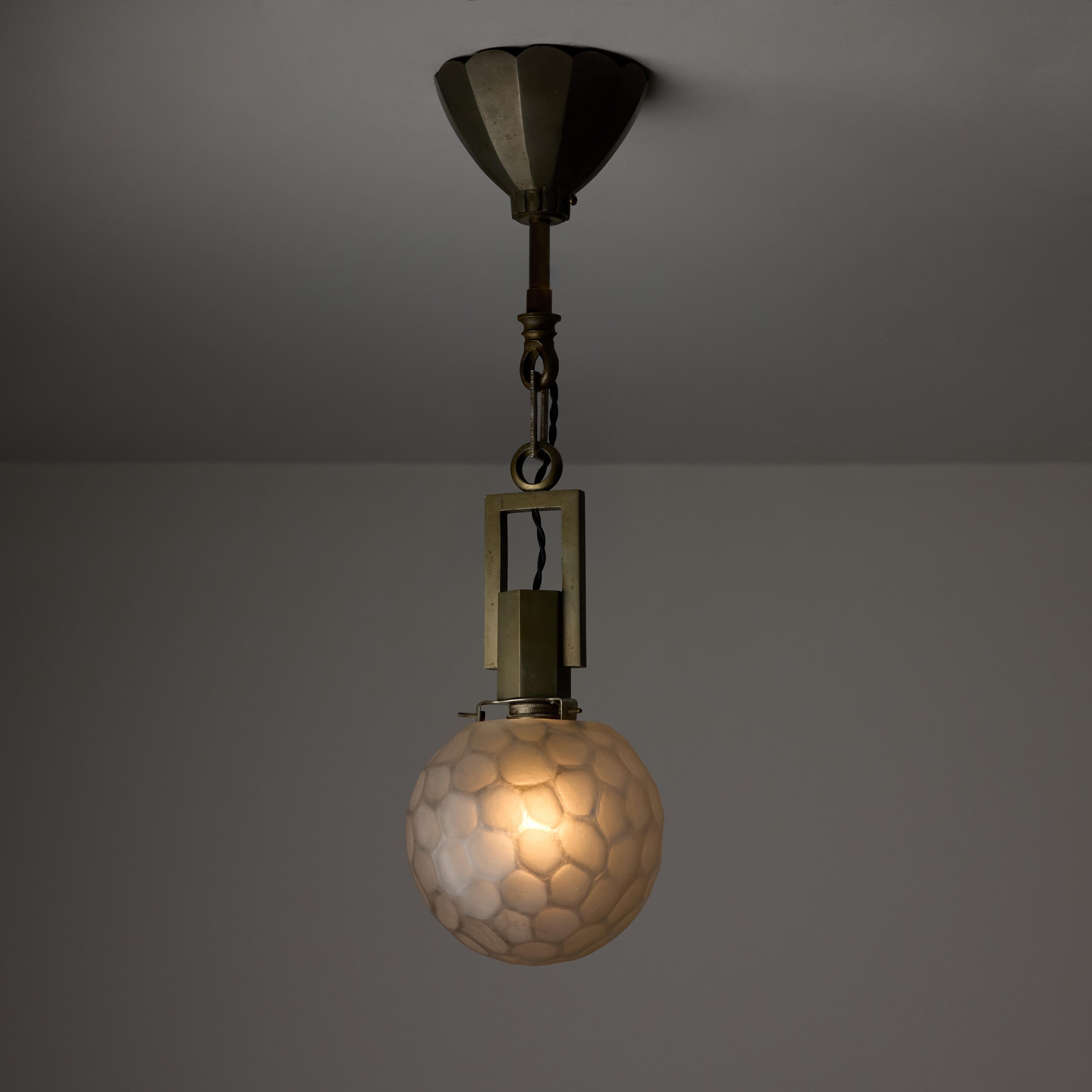 Ciondolo di Genet & Michon. Progettato e fabbricato in Francia, intorno agli anni '1930. Uno splendido mappamondo in vetro soffiato e acidato con un intarsio che ricorda il guscio di una tartaruga. Il resto dell'apparecchio mostra dettagli gotici