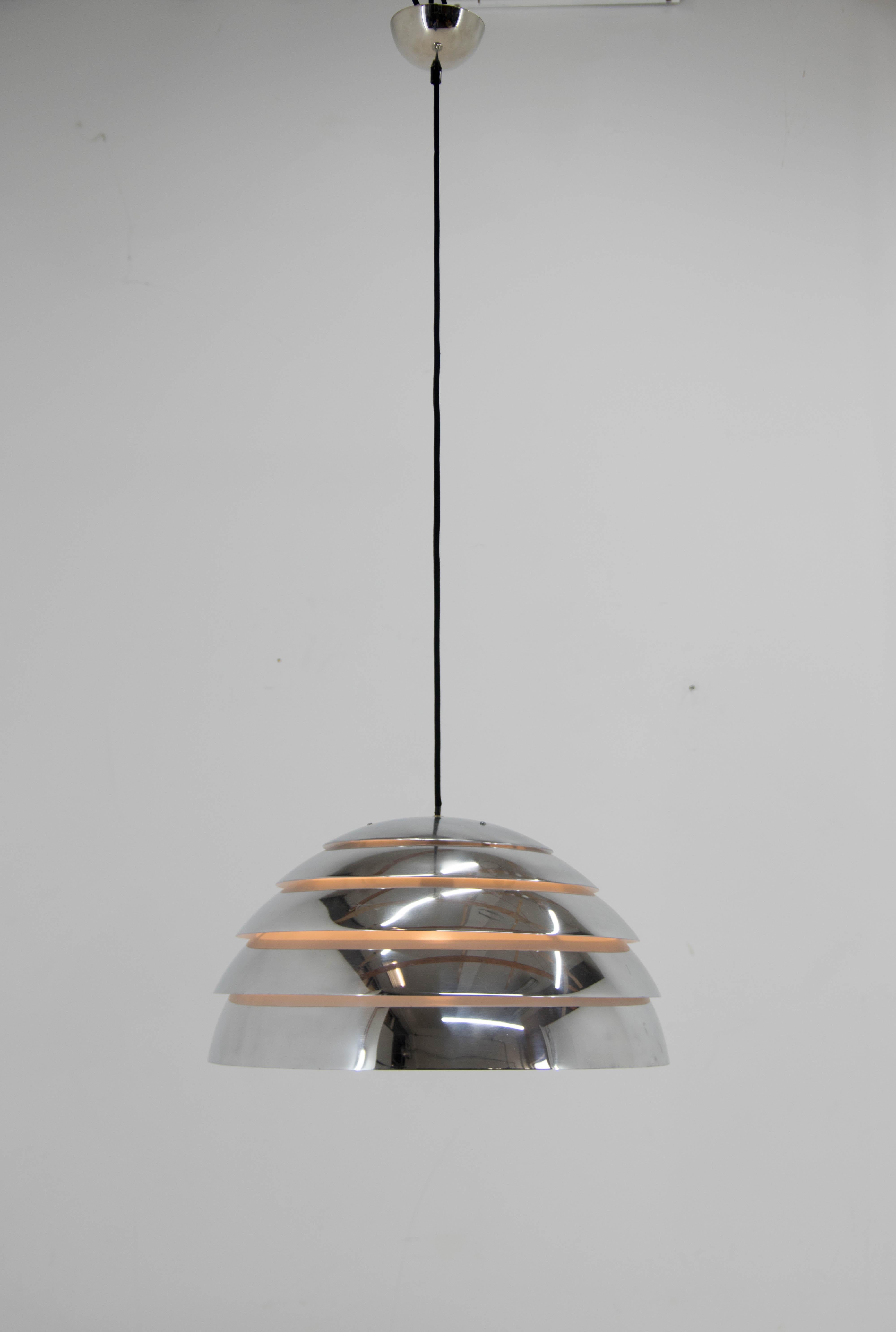 Lampe suspendue conçue par Hans-Agne Jakobsson pour la société suédoise AB Markaryd.
Très bon état, aluminium poli, nouvelle peinture blanche à l'intérieur.
Recâblé.
1x60W, ampoule E25-E27.
Compatible avec le câblage américain.