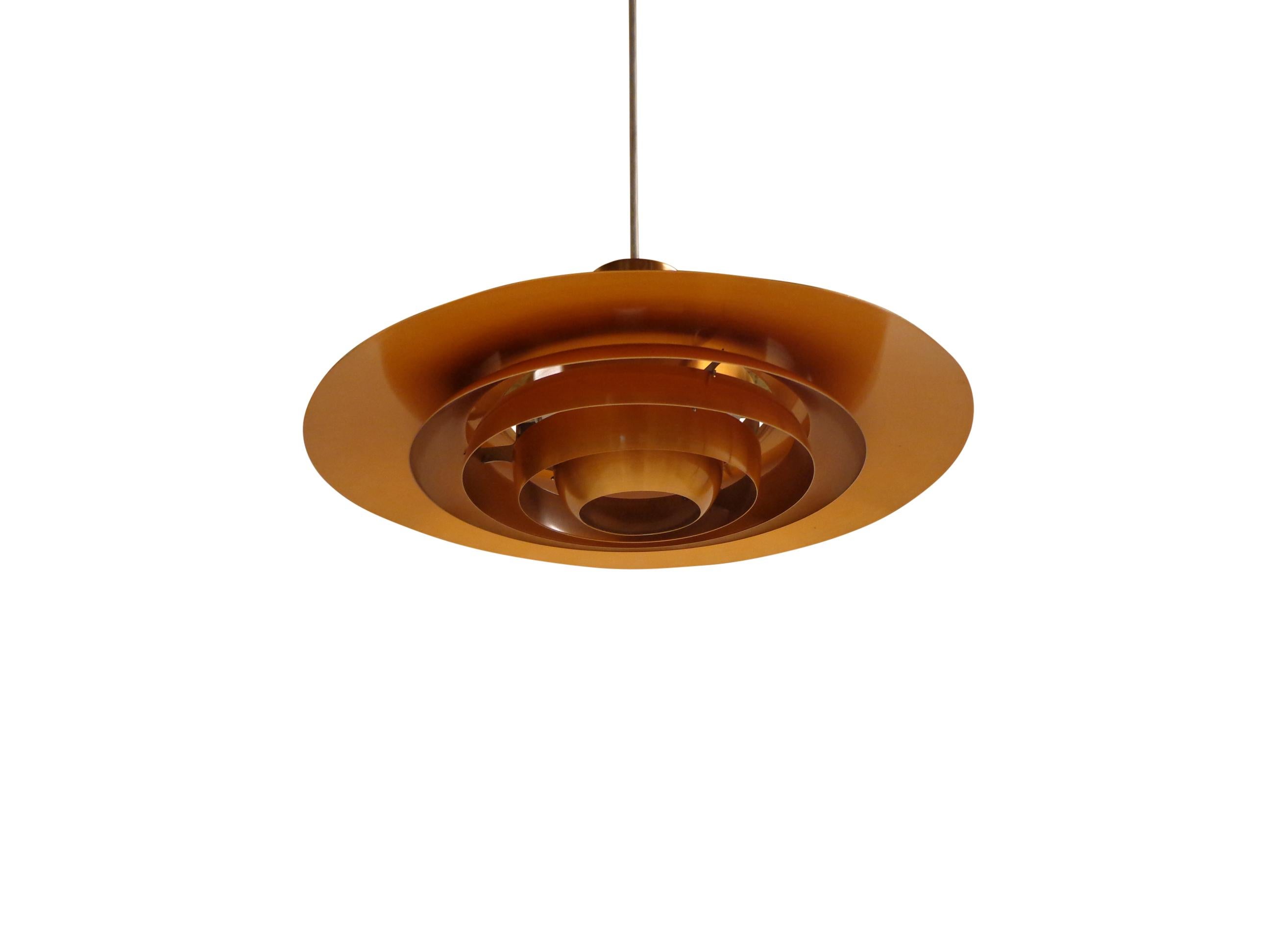 La lampada a sospensione P376 è un esempio perfetto del sottile taglio architettonico del design di Fabricius & Kastholm. Originariamente concepita nel 1963, cinque paralumi concentrici creano gradazioni di curve verso il centro della lampada per