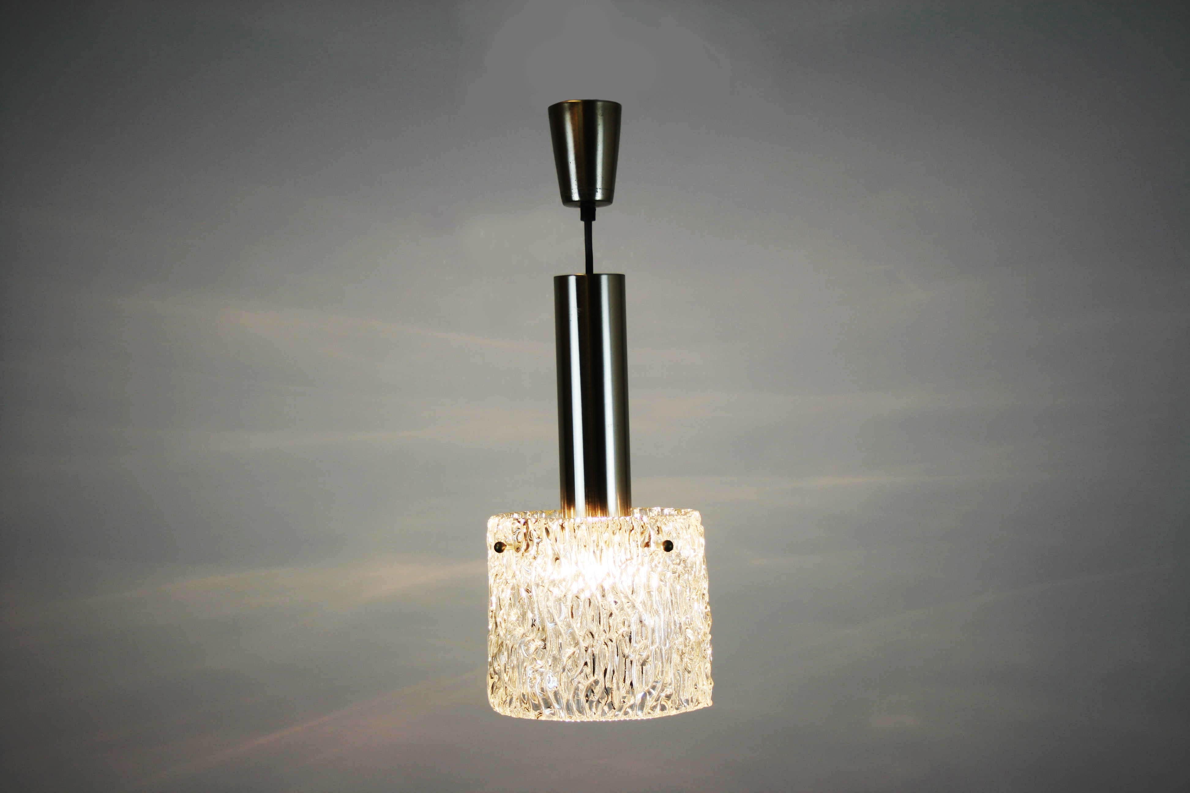 Milieu du XXe siècle Lampe à suspension Kalmar Autriche en verre structuré et aluminium, Vienne, années 1960 en vente