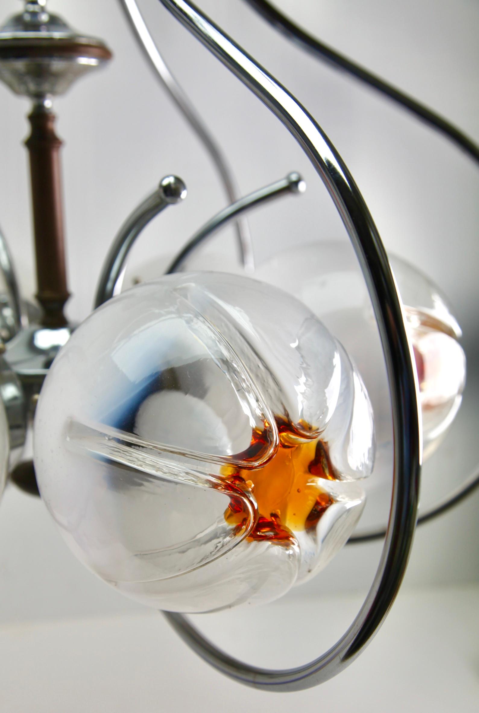 Lampe à suspension de Mazzega en verre transparent avec inclusions d'orange et détails en bois en vente 2