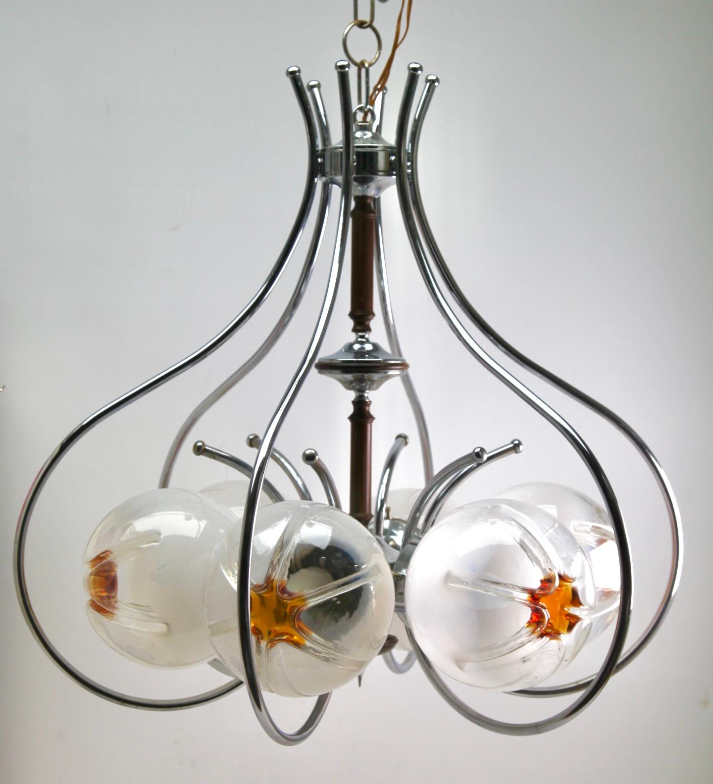 Art déco Lampe à suspension de Mazzega en verre transparent avec inclusions d'orange et détails en bois en vente