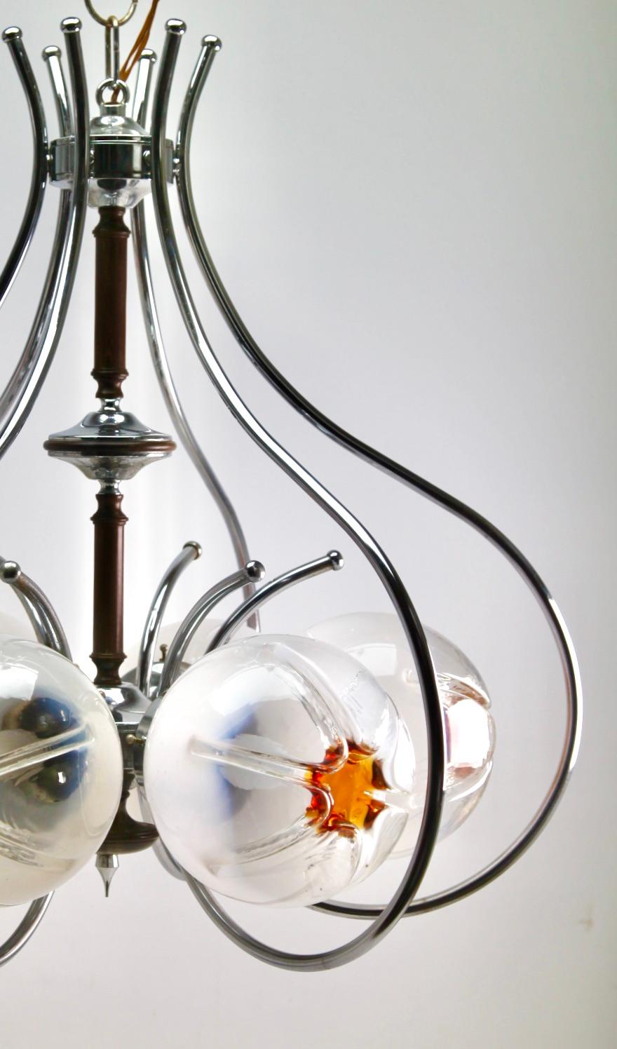 italien Lampe à suspension de Mazzega en verre transparent avec inclusions d'orange et détails en bois en vente