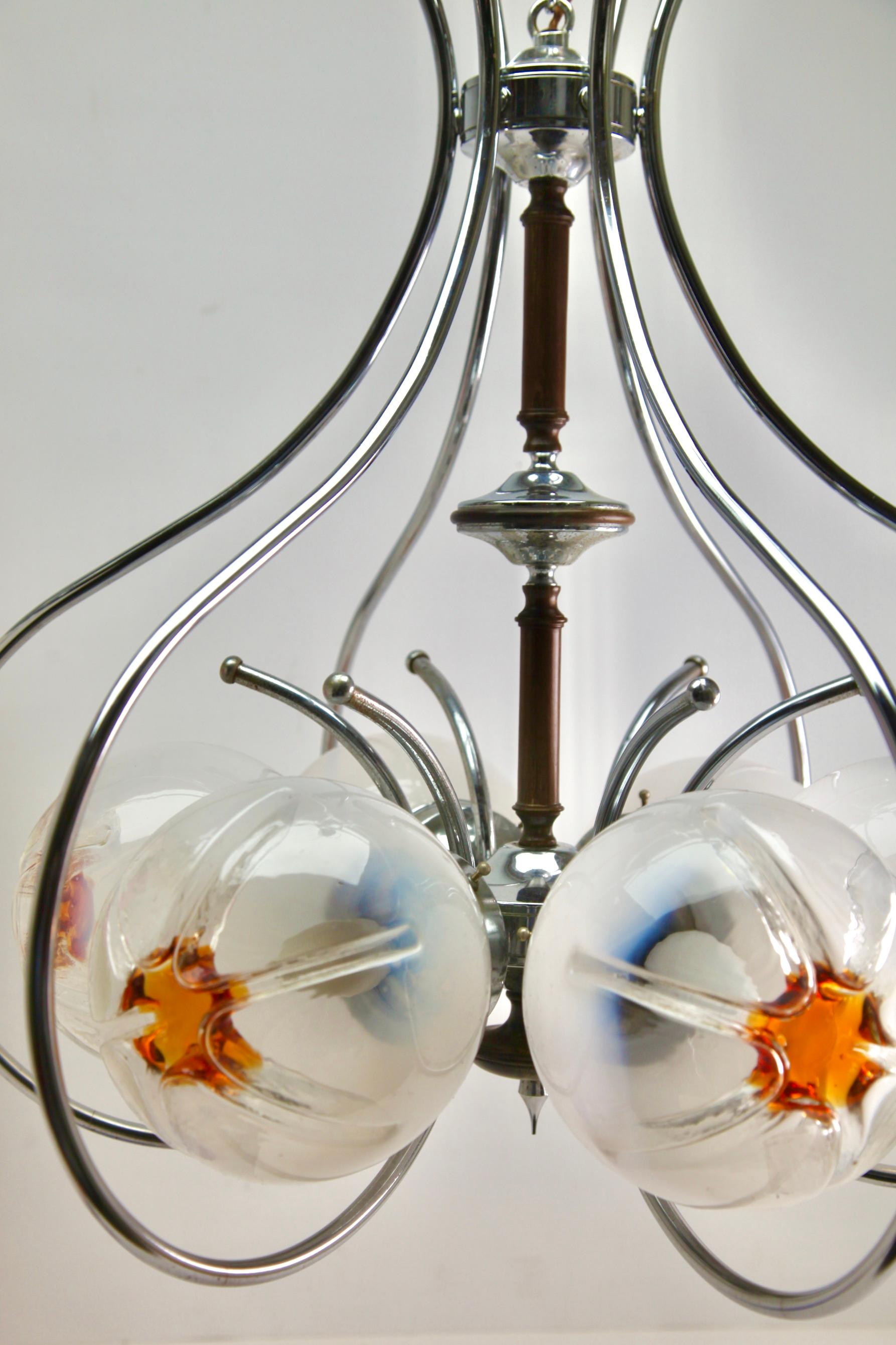 Sculpté Lampe à suspension de Mazzega en verre transparent avec inclusions d'orange et détails en bois en vente