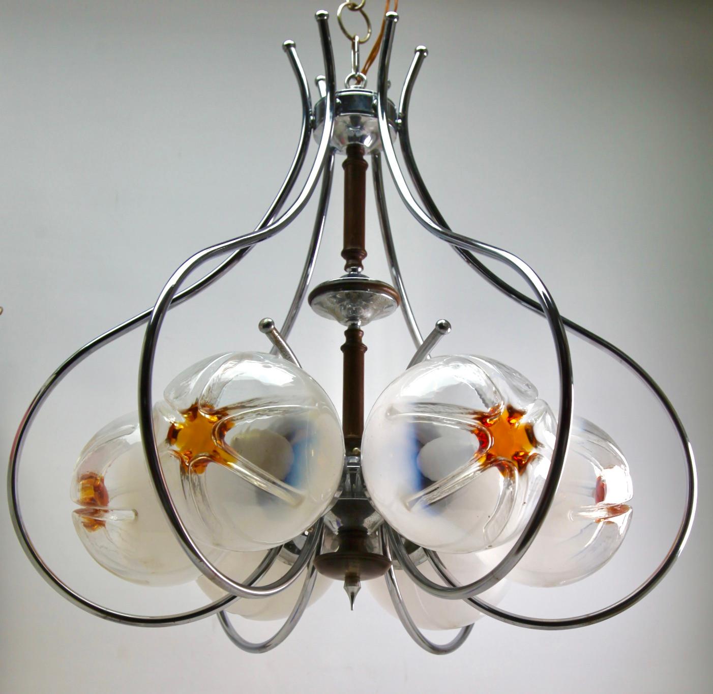 Milieu du XXe siècle Lampe à suspension de Mazzega en verre transparent avec inclusions d'orange et détails en bois en vente