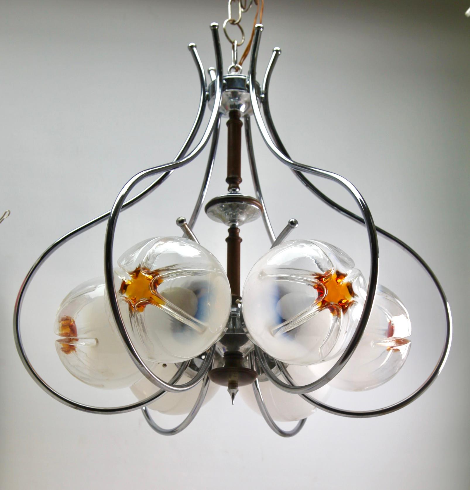 Verre de Murano Lampe à suspension de Mazzega en verre transparent avec inclusions d'orange et détails en bois en vente
