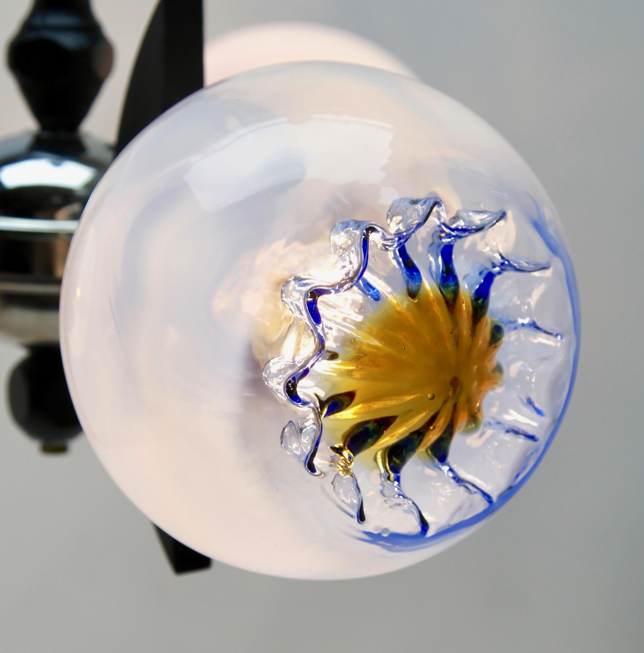 Lampe à suspension Mazzega avec 3 globes en verre transparent avec inclusions d'orange et de bleu en vente 2