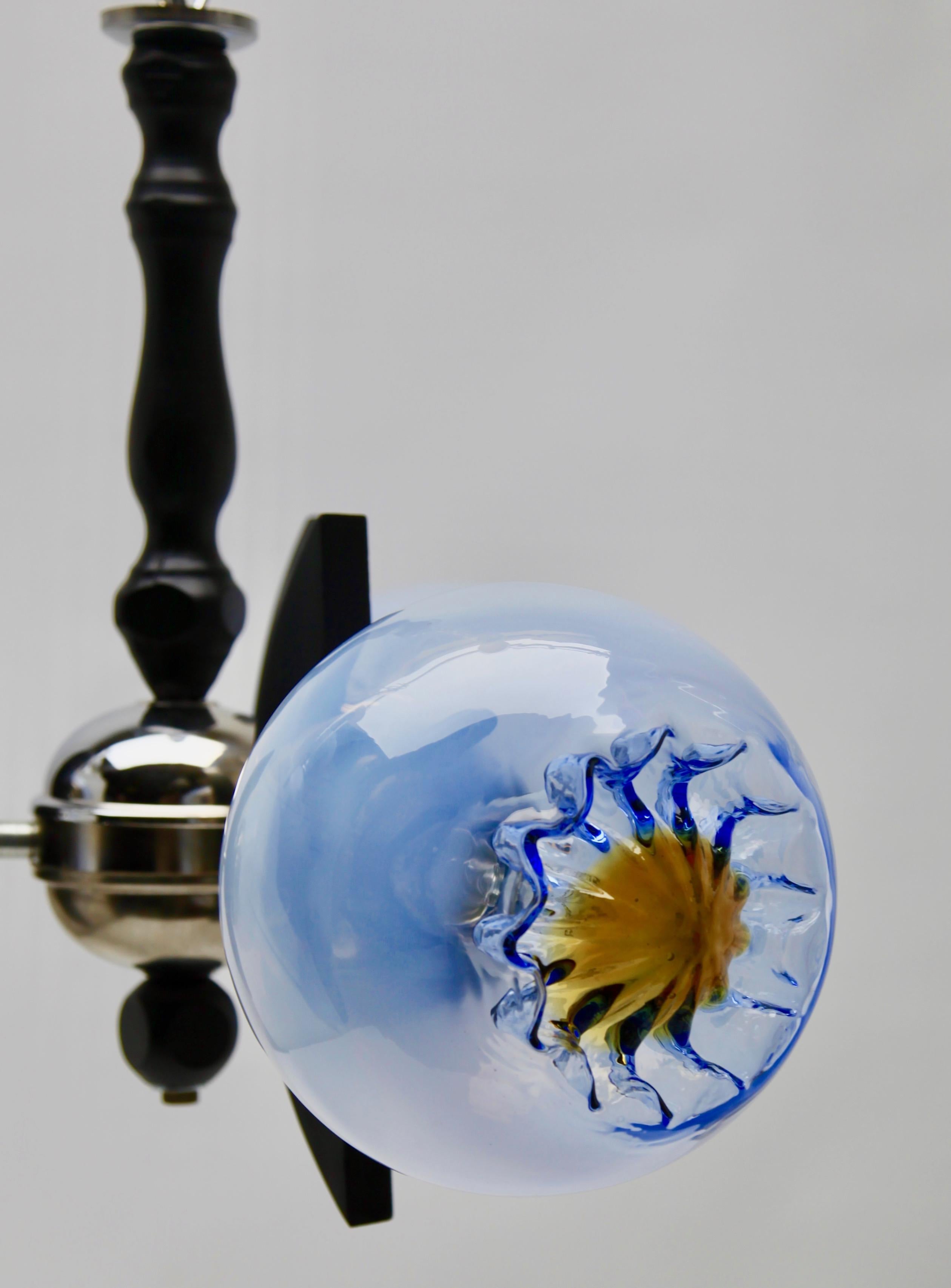Lampe à suspension Mazzega avec 3 globes en verre transparent avec inclusions d'orange et de bleu en vente 4