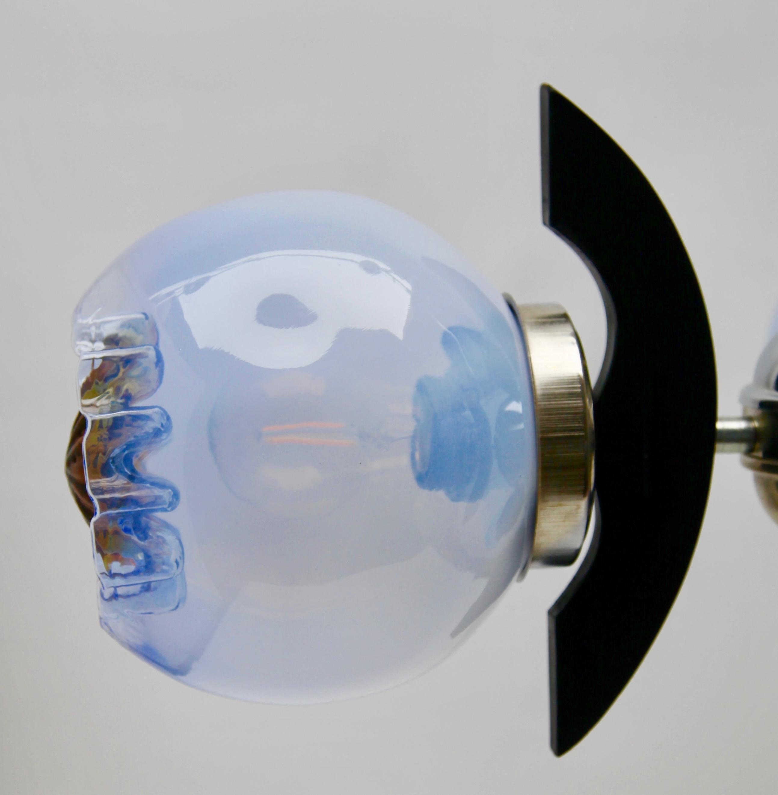 Lampe à suspension Mazzega avec 3 globes en verre transparent avec inclusions d'orange et de bleu en vente 5