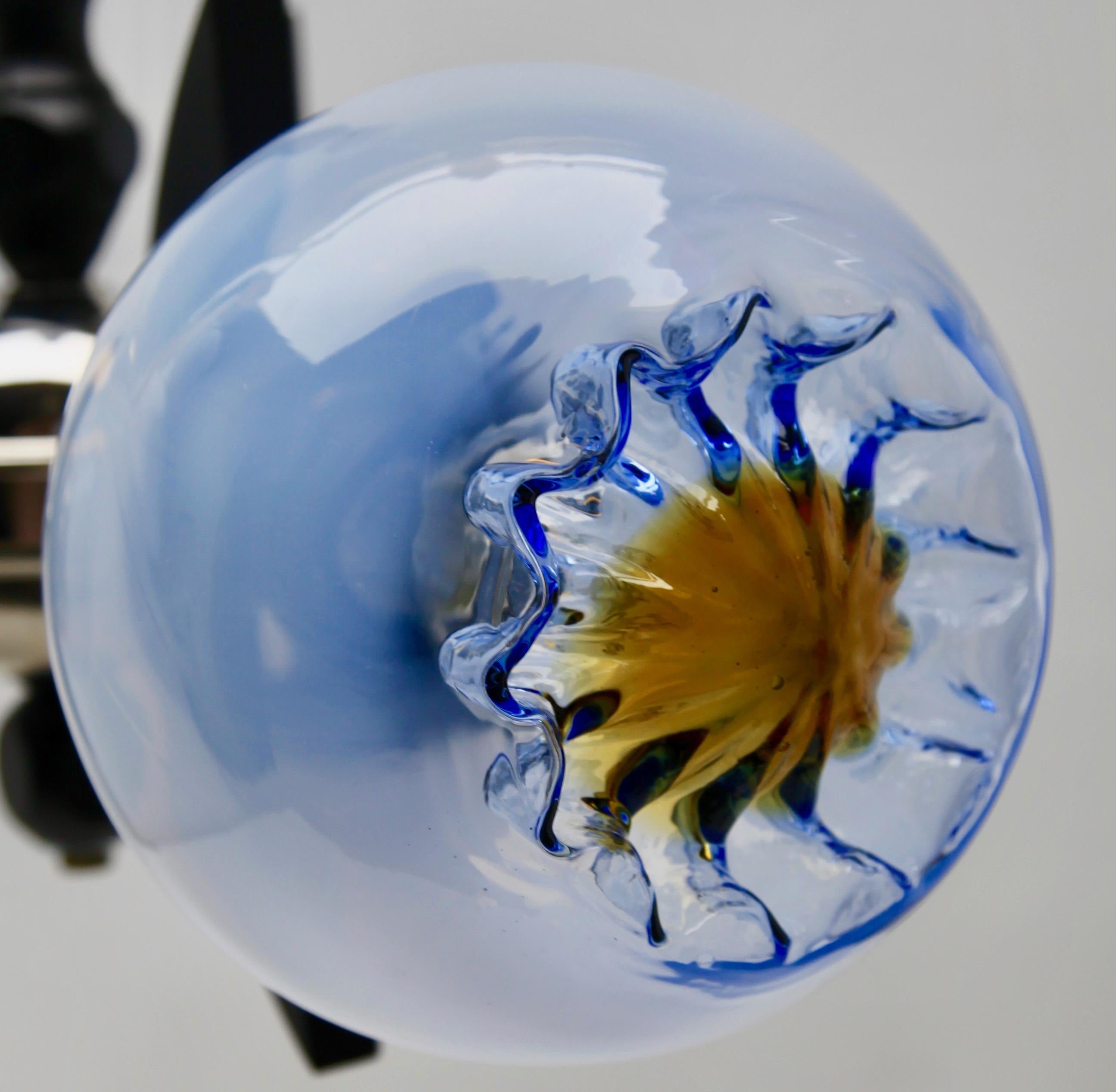 Art déco Lampe à suspension Mazzega avec 3 globes en verre transparent avec inclusions d'orange et de bleu en vente