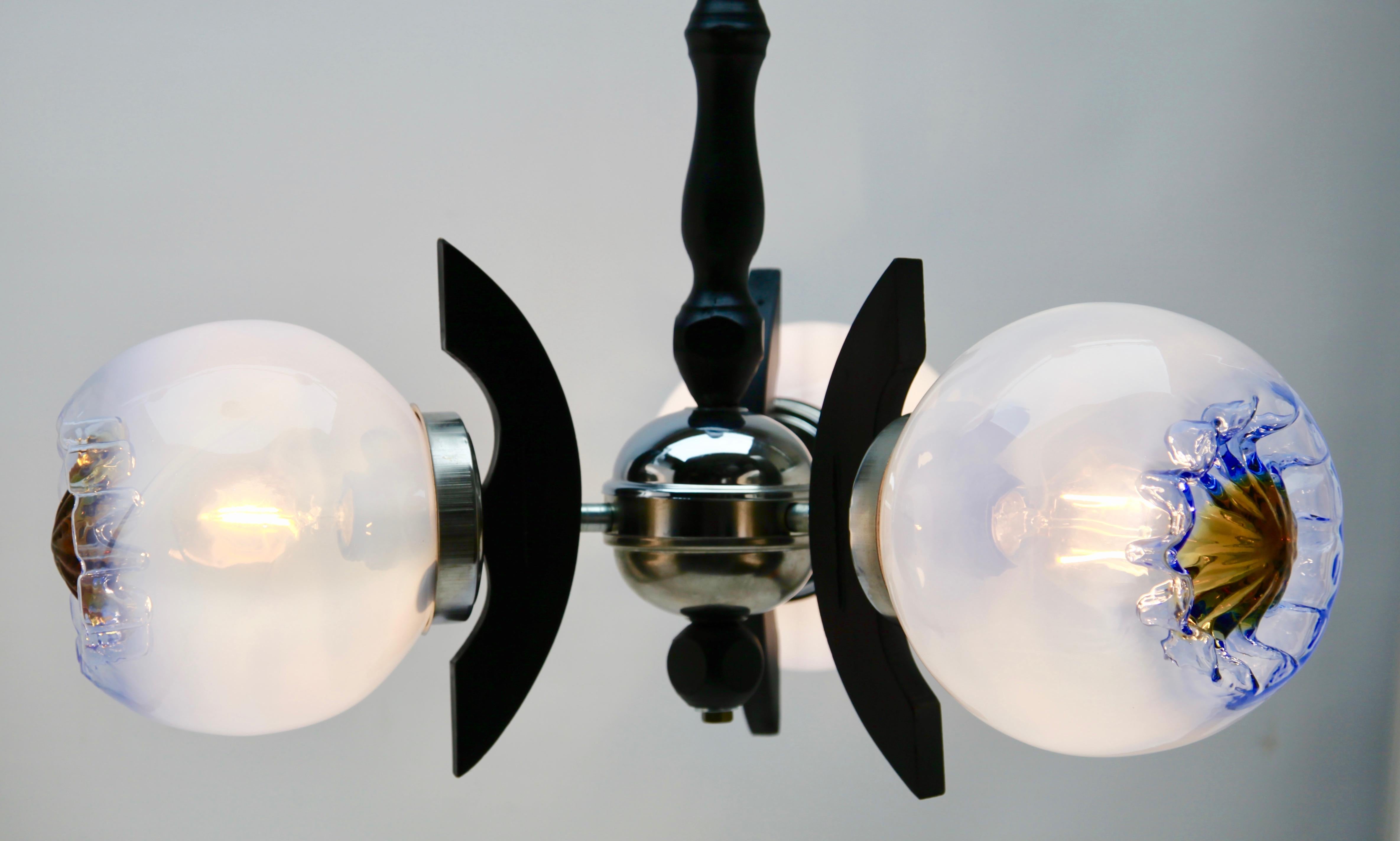 italien Lampe à suspension Mazzega avec 3 globes en verre transparent avec inclusions d'orange et de bleu en vente