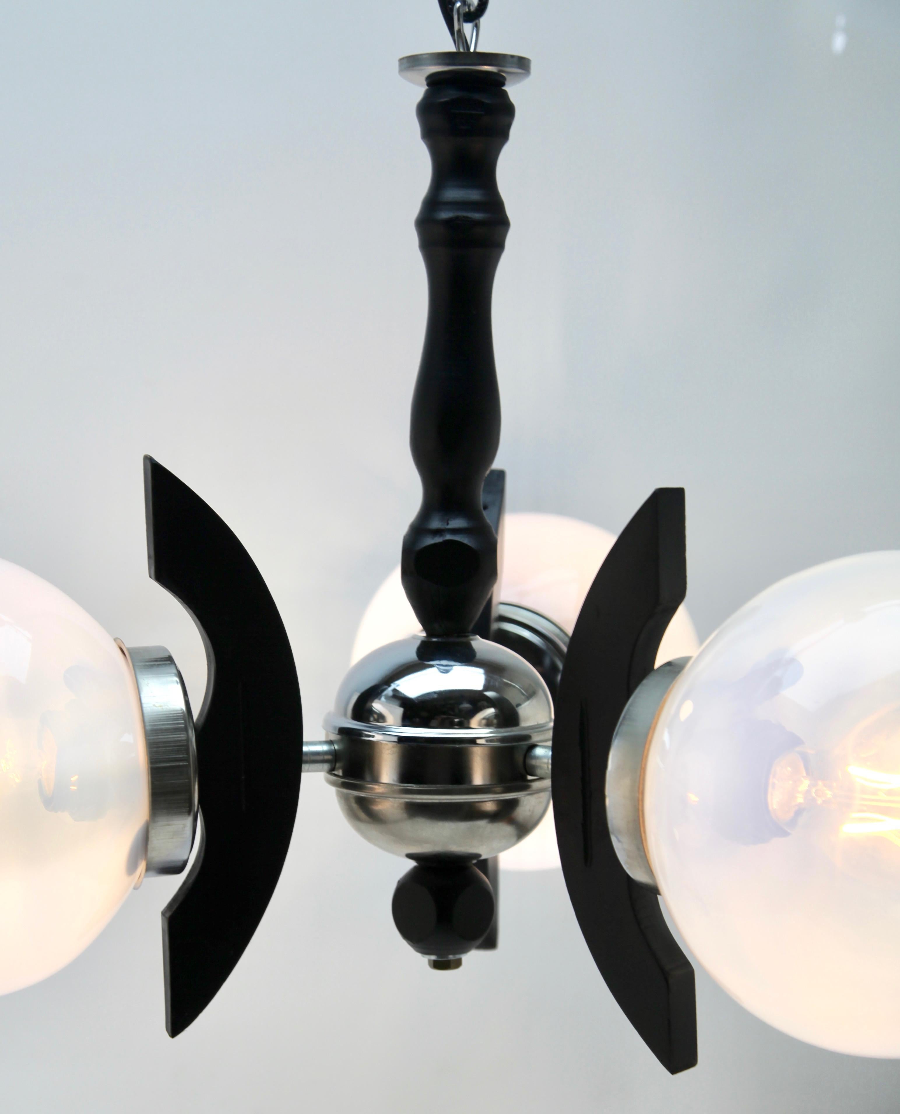Milieu du XXe siècle Lampe à suspension Mazzega avec 3 globes en verre transparent avec inclusions d'orange et de bleu en vente