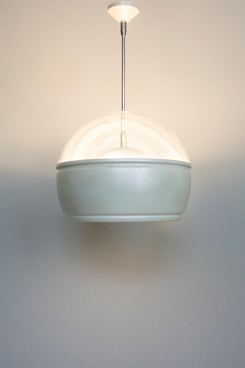 This purist pendant light was designed by Stilnovo around 1965.
The body is made of glass and metal, painted in mother-of-pearl, the rod is made of chrome-plated metal.