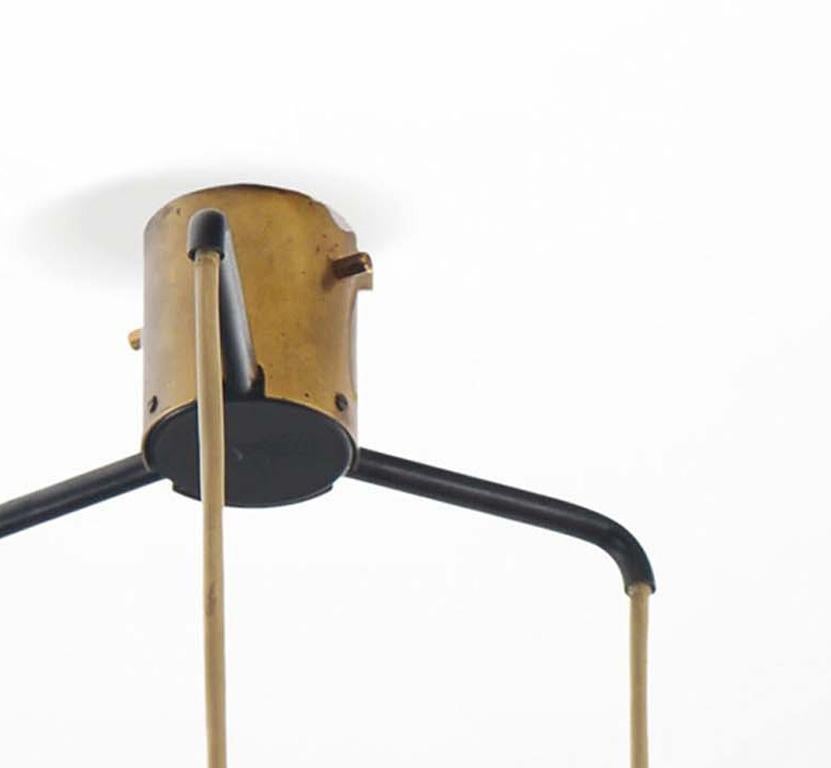 Bellissima lampada a sospensione in tre parti con sospensione originale. La lampada è realizzata in ottone e metallo nero. Il corpo della lampada è in vetro bianco.